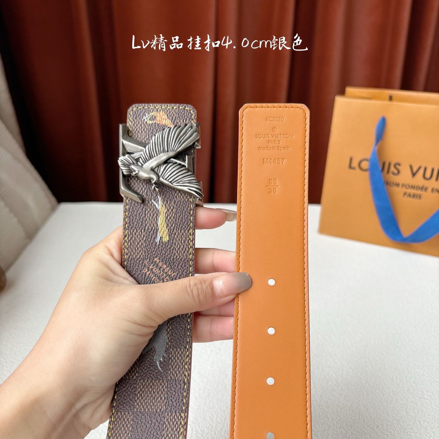 本款 LV Initiales 40 毫米双面腰带以电影叙事为灵感，气质颇具神秘魅力。Damier 格纹