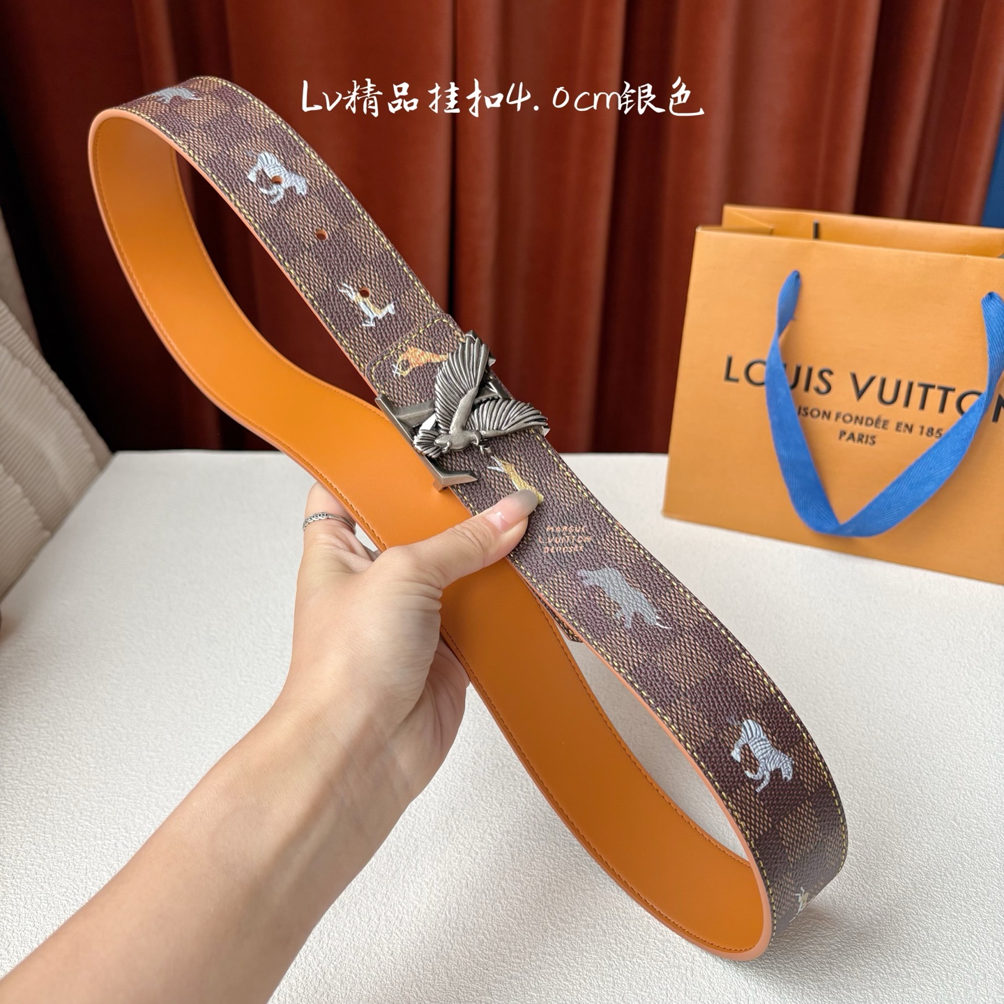 本款 LV Initiales 40 毫米双面腰带以电影叙事为灵感，气质颇具神秘魅力。Damier 格纹