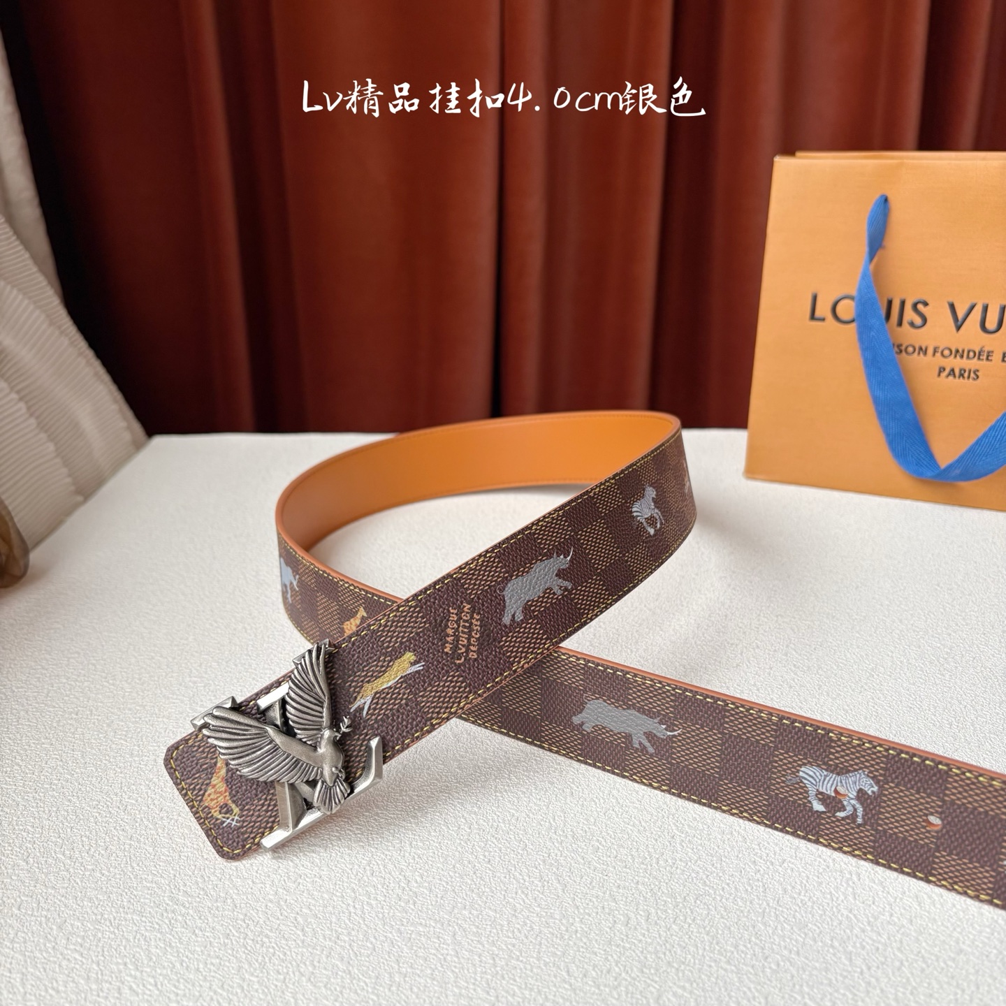 本款 LV Initiales 40 毫米双面腰带以电影叙事为灵感，气质颇具神秘魅力。Damier 格纹