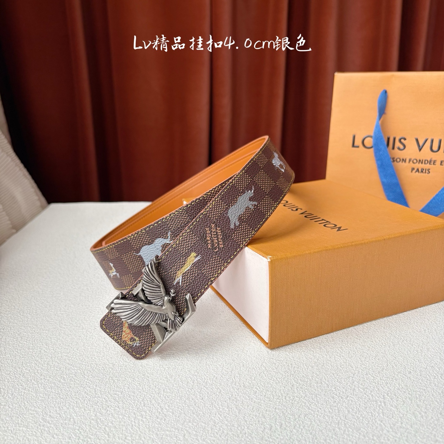 本款 LV Initiales 40 毫米双面腰带以电影叙事为灵感，气质颇具神秘魅力。Damier 格纹