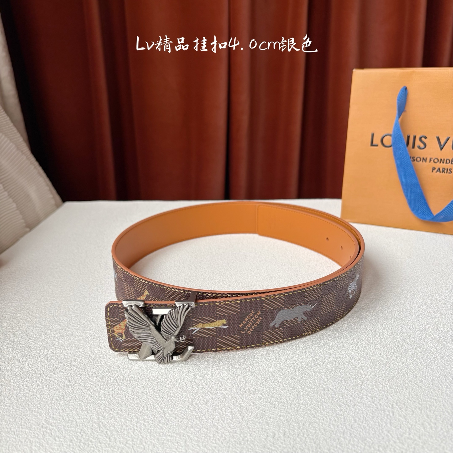 本款 LV Initiales 40 毫米双面腰带以电影叙事为灵感，气质颇具神秘魅力。Damier 格纹