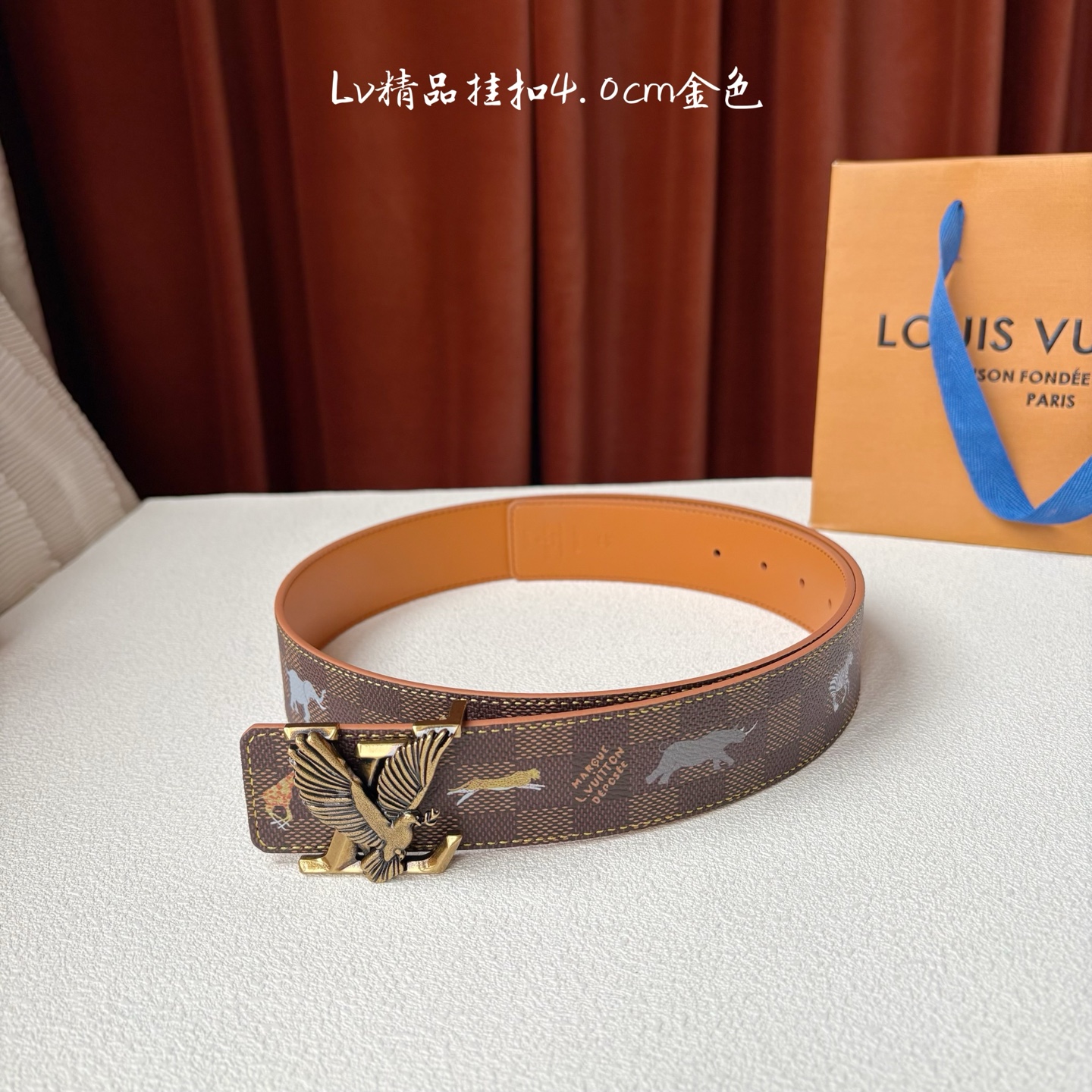 本款 LV Initiales 40 毫米双面腰带以电影叙事为灵感，气质颇具神秘魅力。Damier 格纹