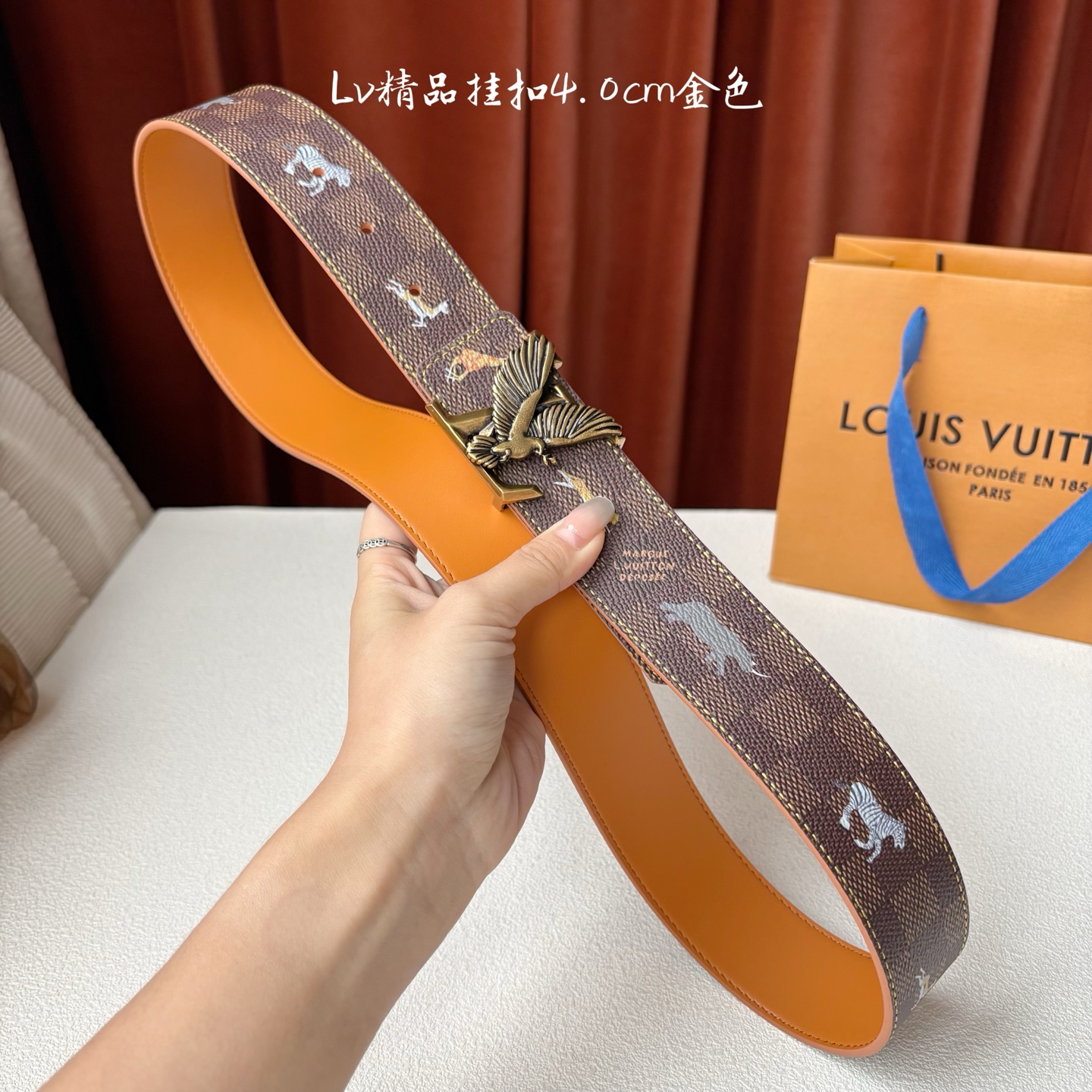 本款 LV Initiales 40 毫米双面腰带以电影叙事为灵感，气质颇具神秘魅力。Damier 格纹