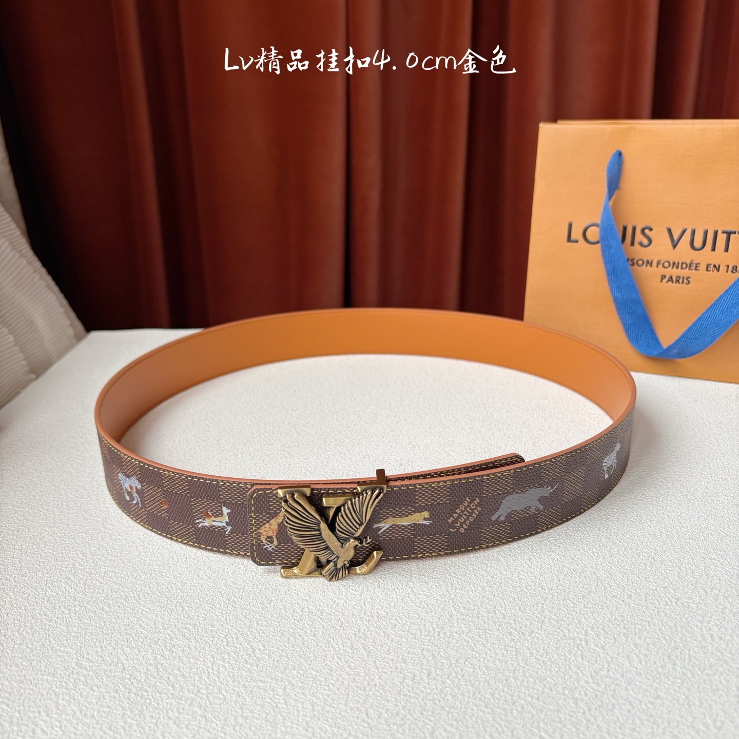 本款 LV Initiales 40 毫米双面腰带以电影叙事为灵感，气质颇具神秘魅力。Damier 格纹