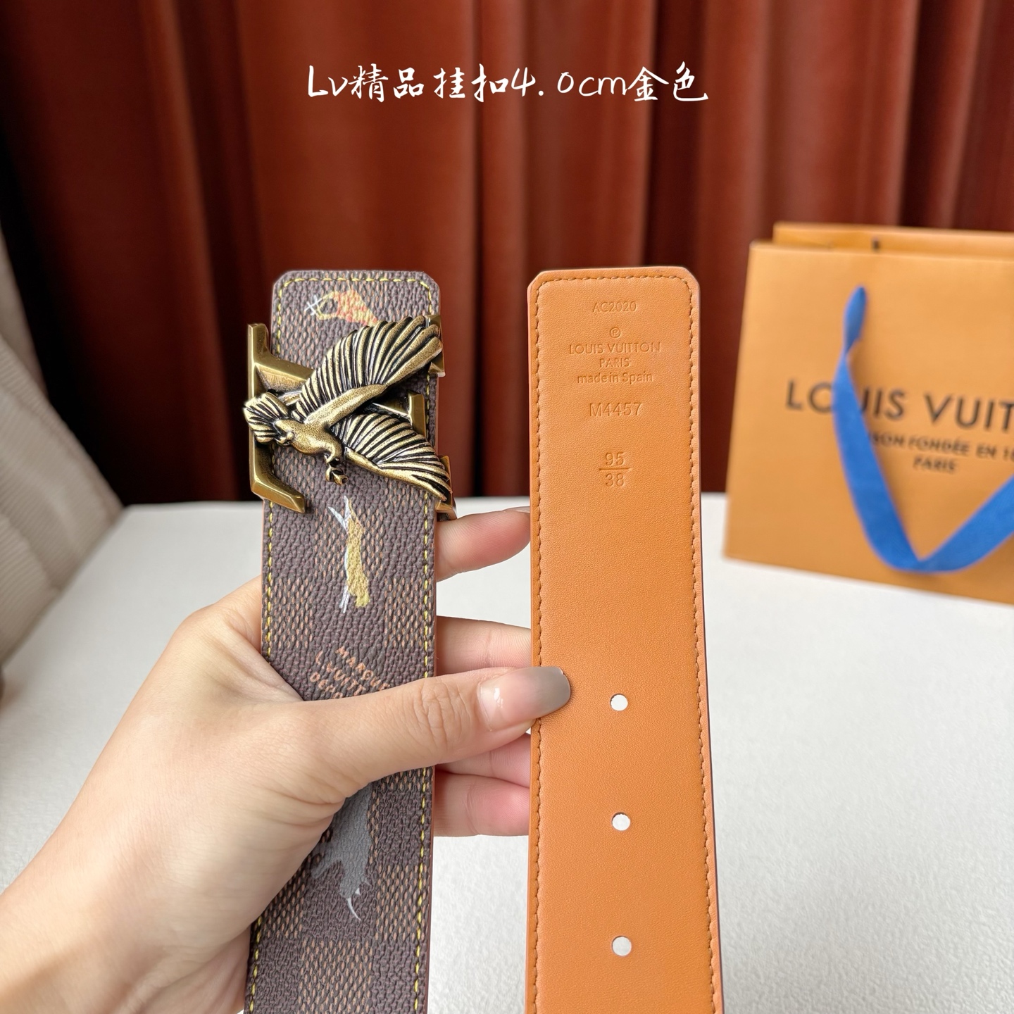 本款 LV Initiales 40 毫米双面腰带以电影叙事为灵感，气质颇具神秘魅力。Damier 格纹