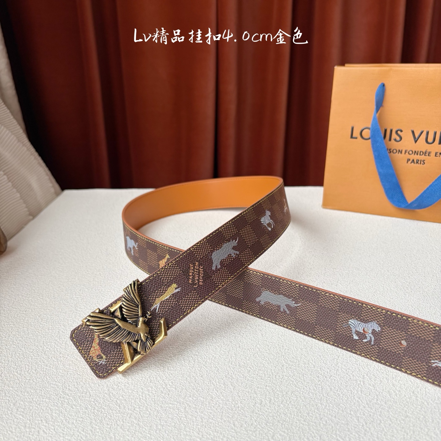 本款 LV Initiales 40 毫米双面腰带以电影叙事为灵感，气质颇具神秘魅力。Damier 格纹