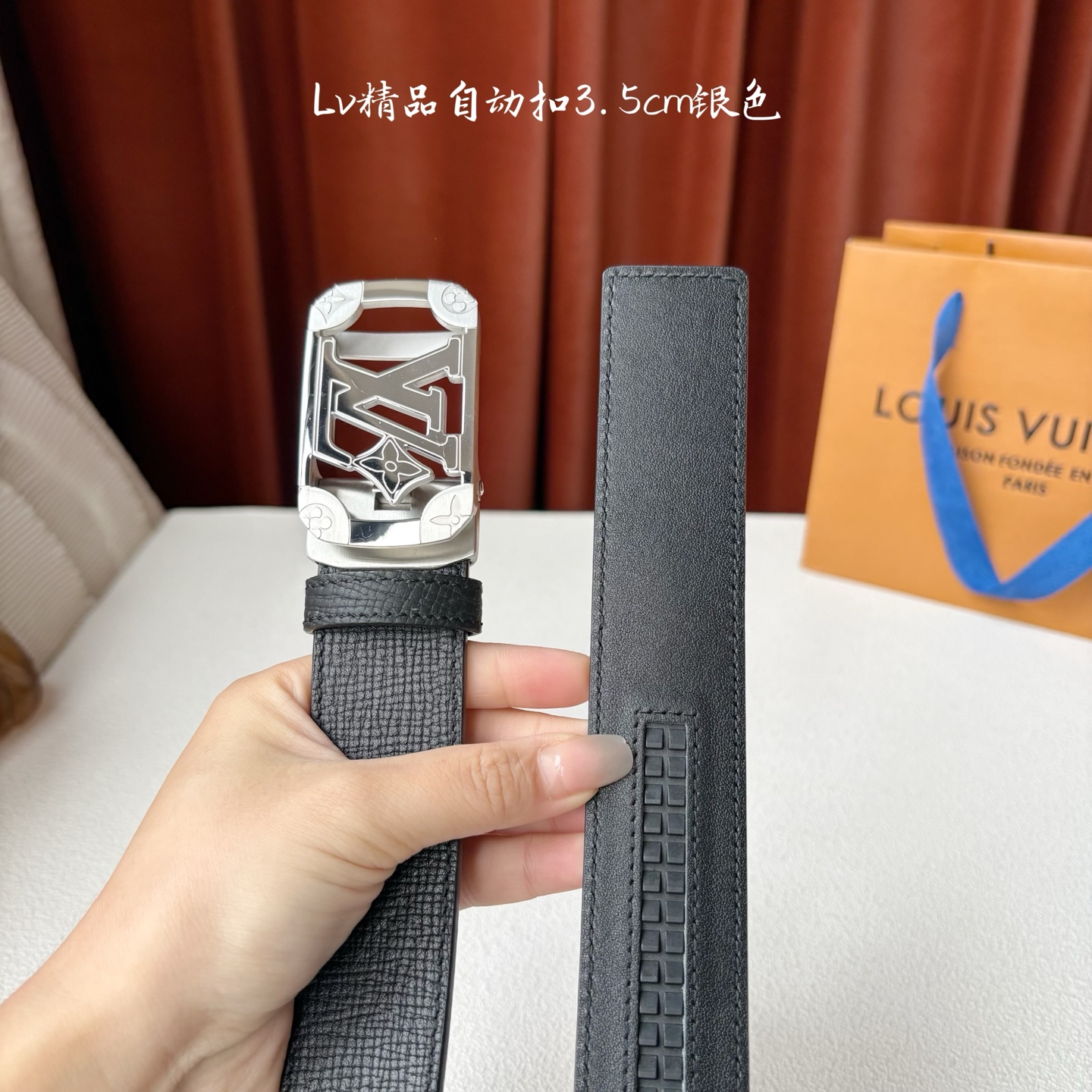 Lv新款进口小牛皮，手感细腻柔软。搭配纯钢自动精品钢扣，男士必备！宽度：3.5cm