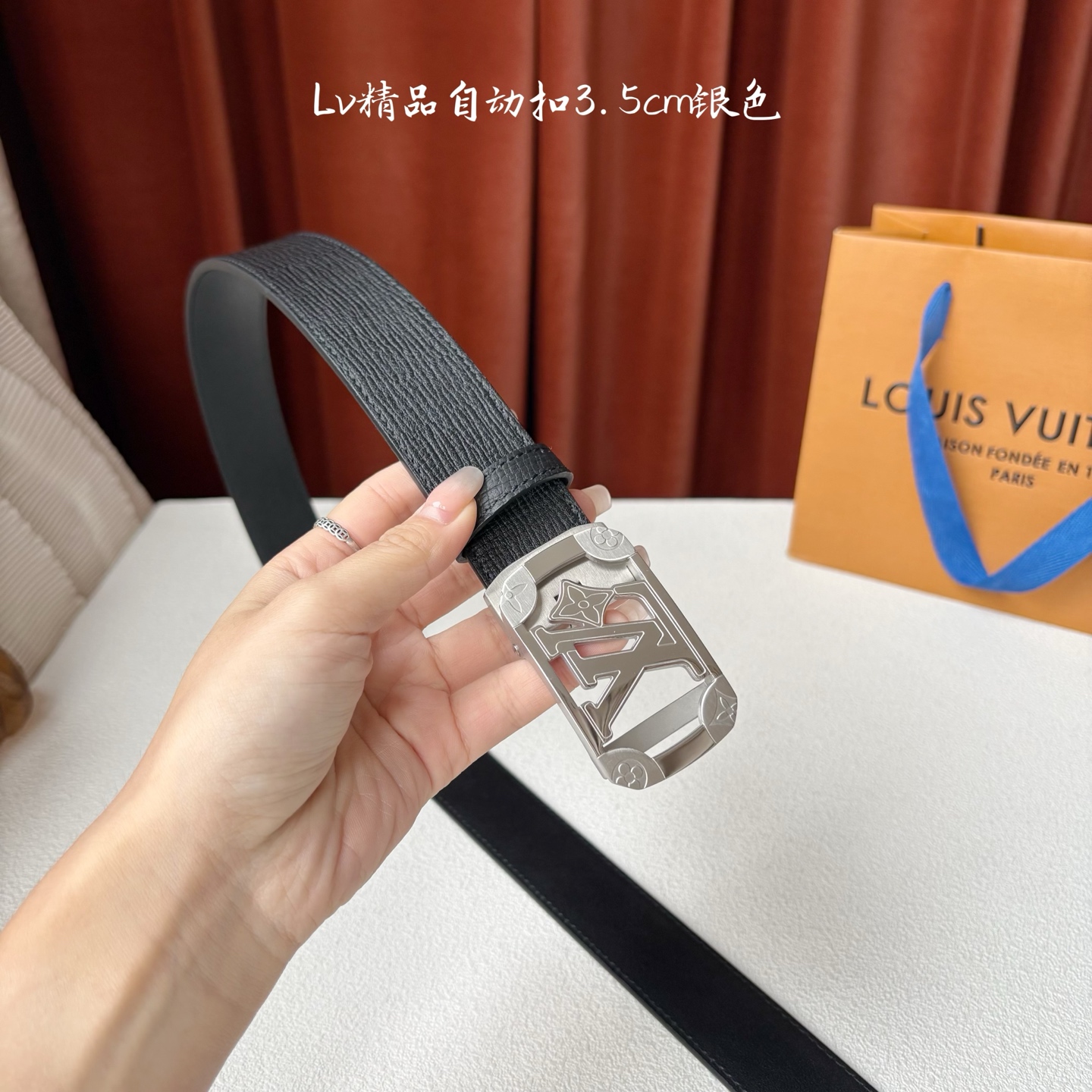 Lv新款进口小牛皮，手感细腻柔软。搭配纯钢自动精品钢扣，男士必备！宽度：3.5cm