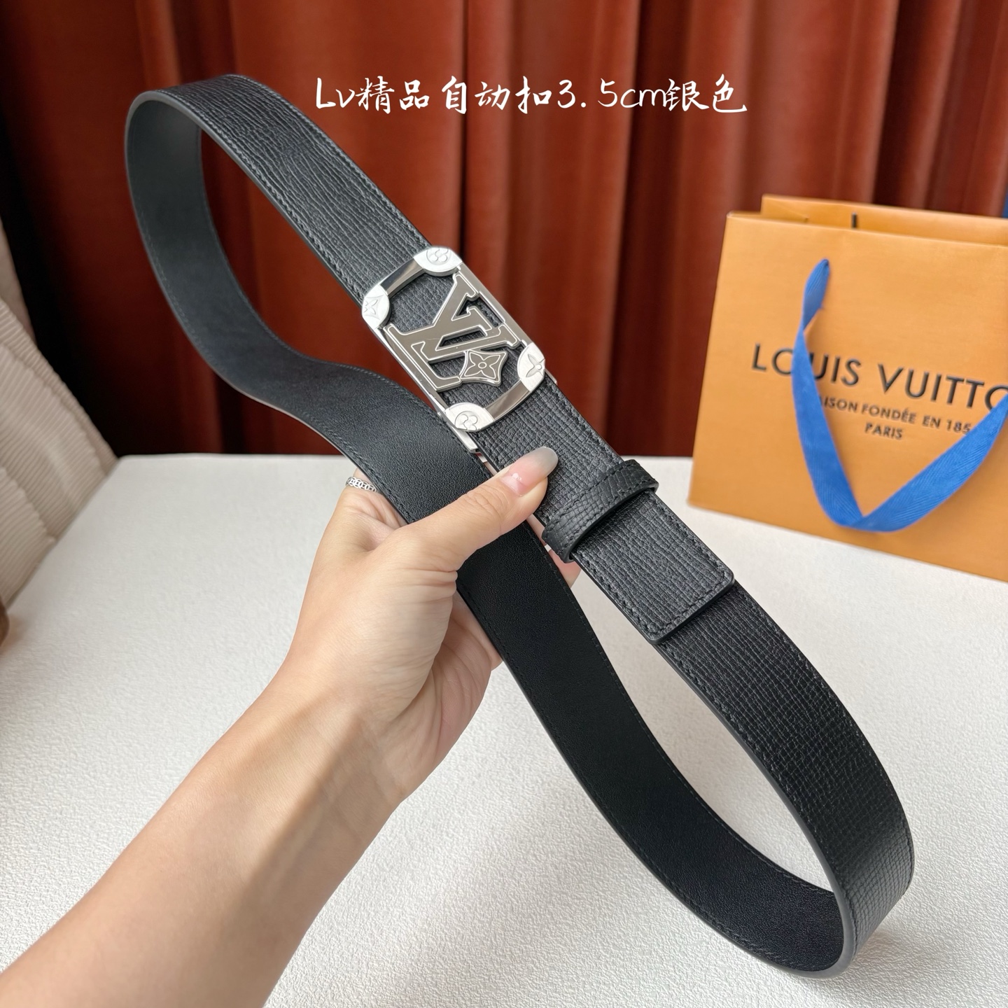 Lv新款进口小牛皮，手感细腻柔软。搭配纯钢自动精品钢扣，男士必备！宽度：3.5cm