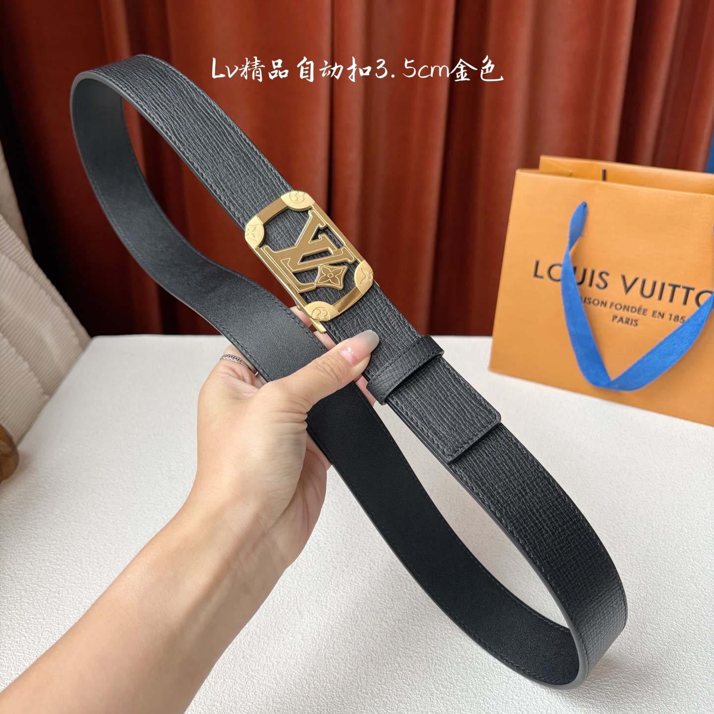 Lv新款进口小牛皮，手感细腻柔软。搭配纯钢自动精品钢扣，男士必备！宽度：3.5cm