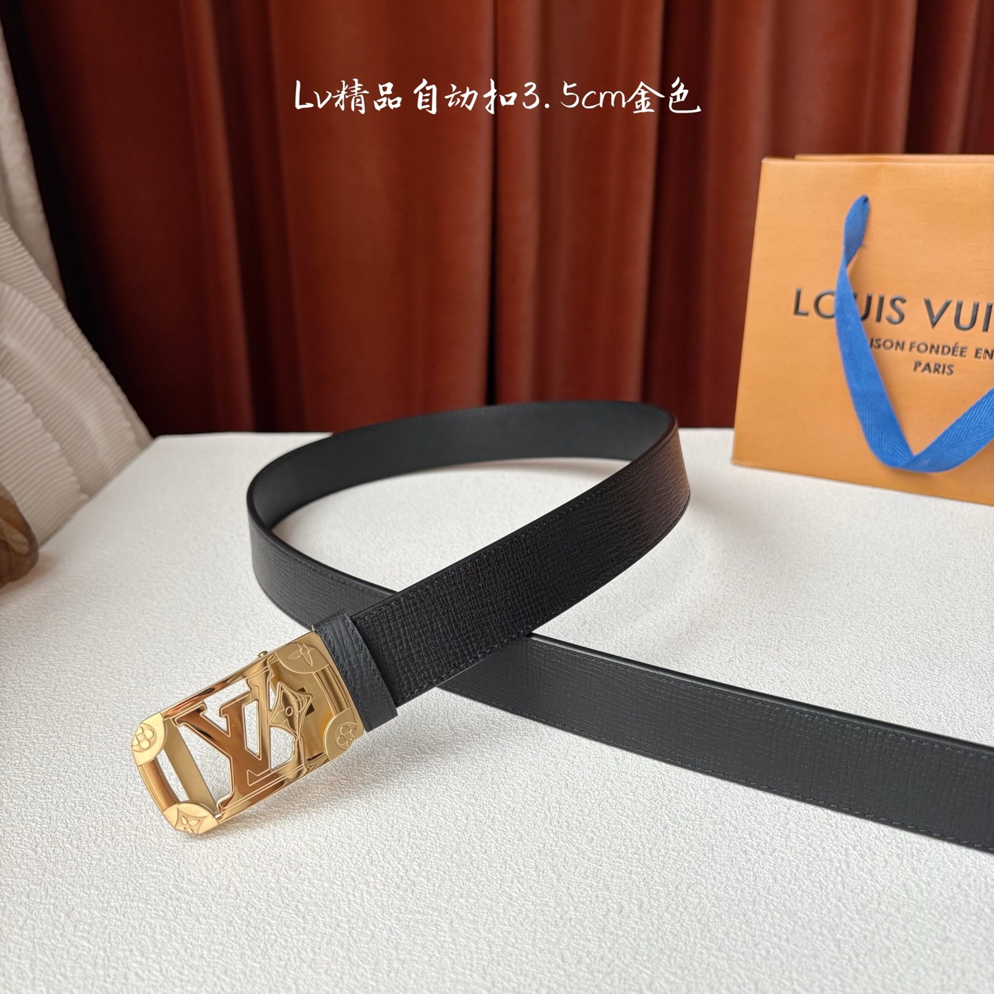 Lv新款进口小牛皮，手感细腻柔软。搭配纯钢自动精品钢扣，男士必备！宽度：3.5cm