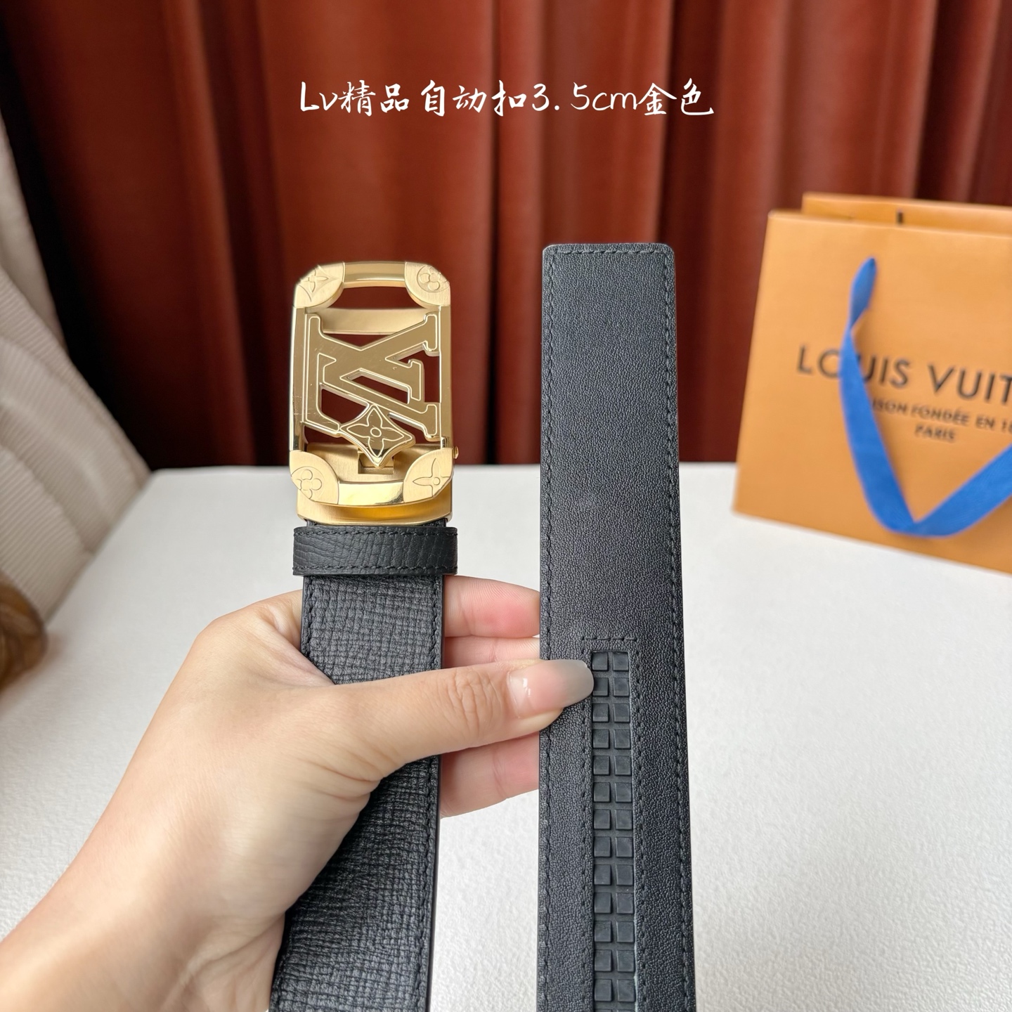 Lv新款进口小牛皮，手感细腻柔软。搭配纯钢自动精品钢扣，男士必备！宽度：3.5cm