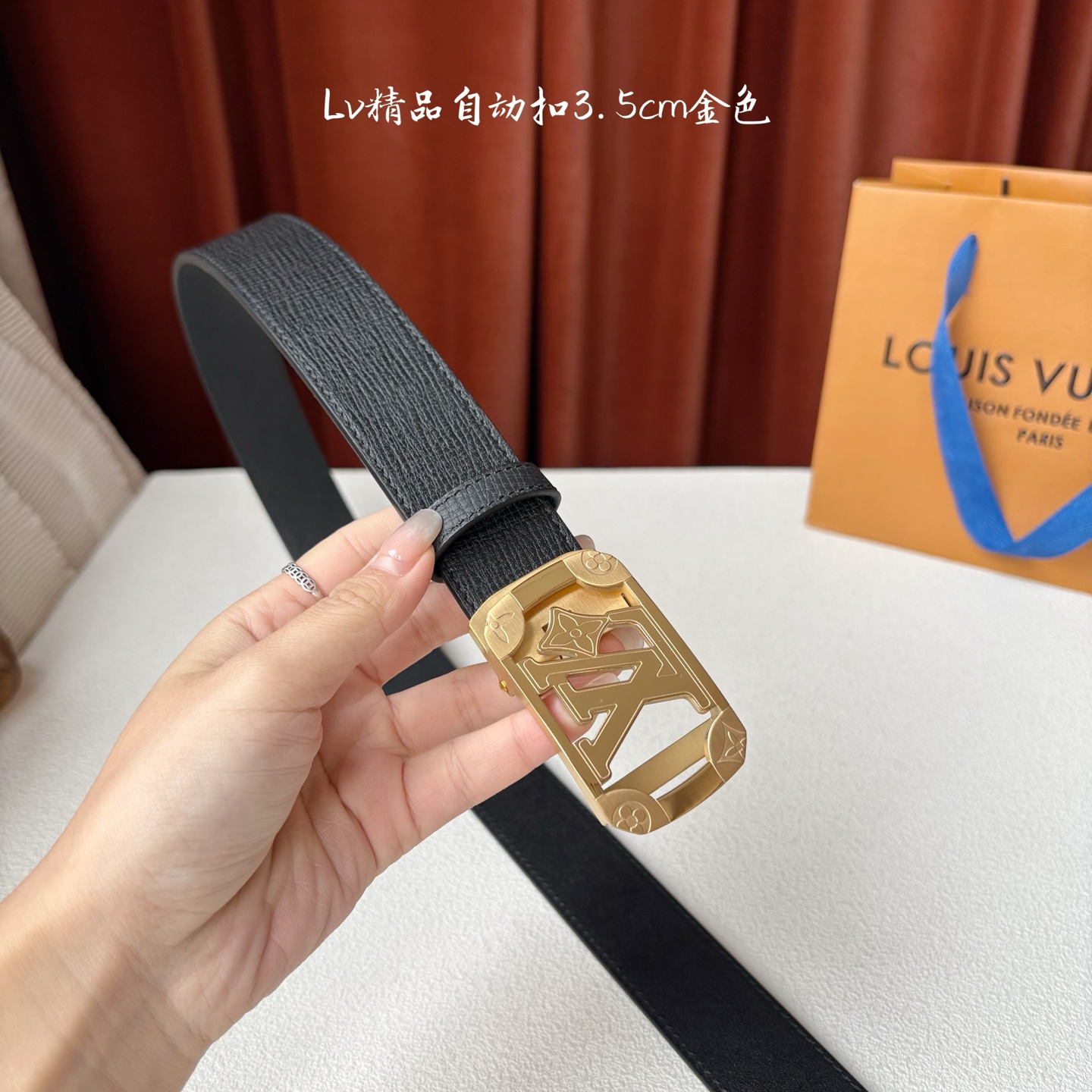 Lv新款进口小牛皮，手感细腻柔软。搭配纯钢自动精品钢扣，男士必备！宽度：3.5cm