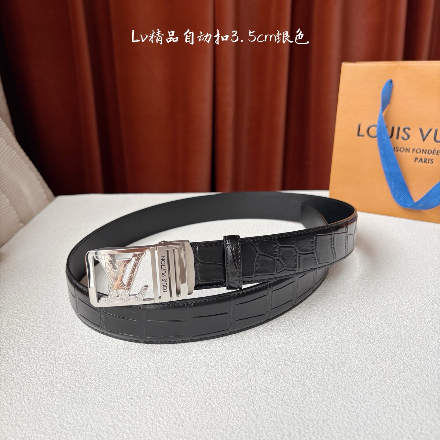 Lv新款进口小牛皮，手感细腻柔软。搭配纯钢自动精品钢扣，男士必备！宽度：3.5cm