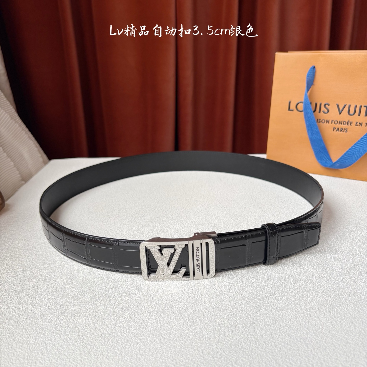 Lv新款进口小牛皮，手感细腻柔软。搭配纯钢自动精品钢扣，男士必备！宽度：3.5cm