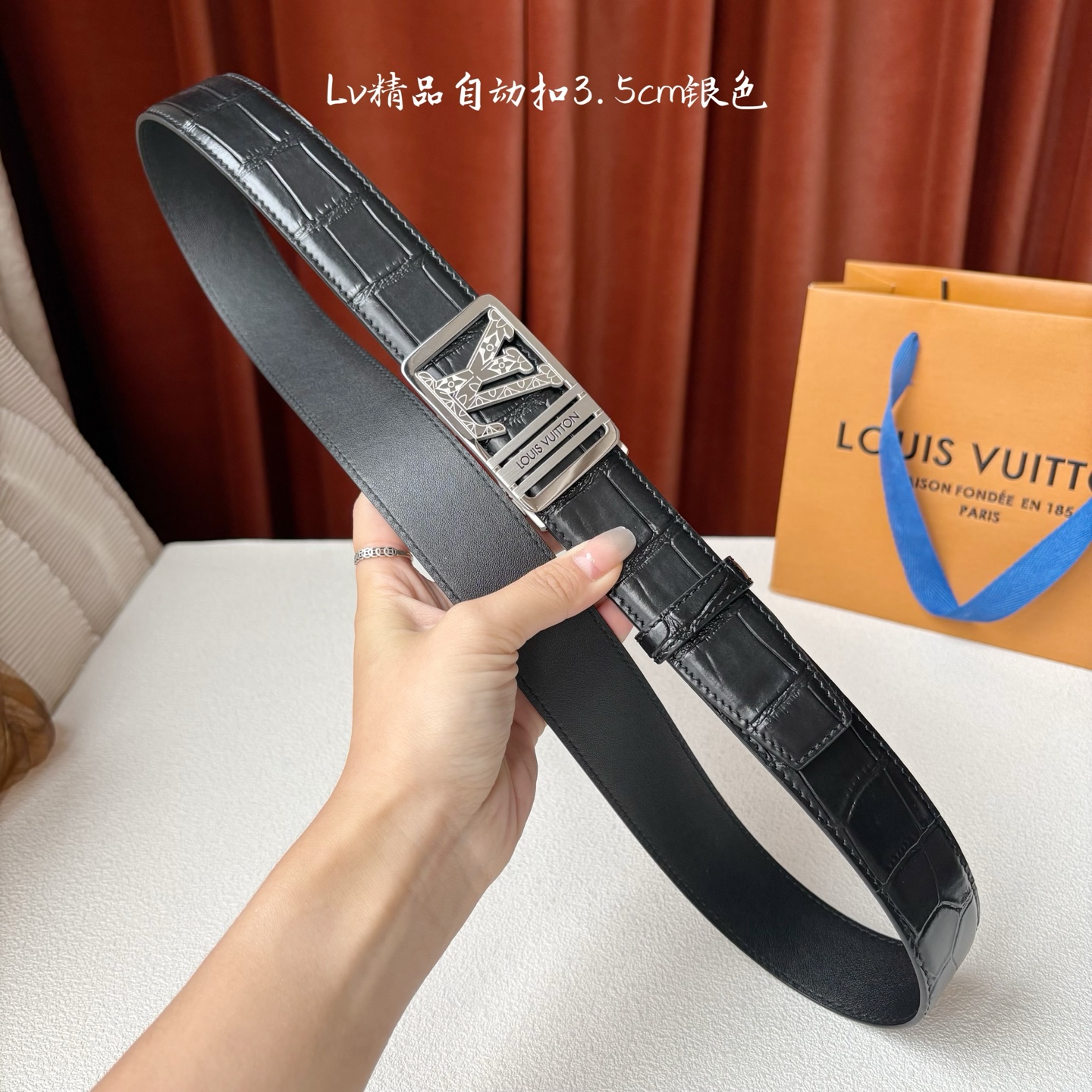 Lv新款进口小牛皮，手感细腻柔软。搭配纯钢自动精品钢扣，男士必备！宽度：3.5cm