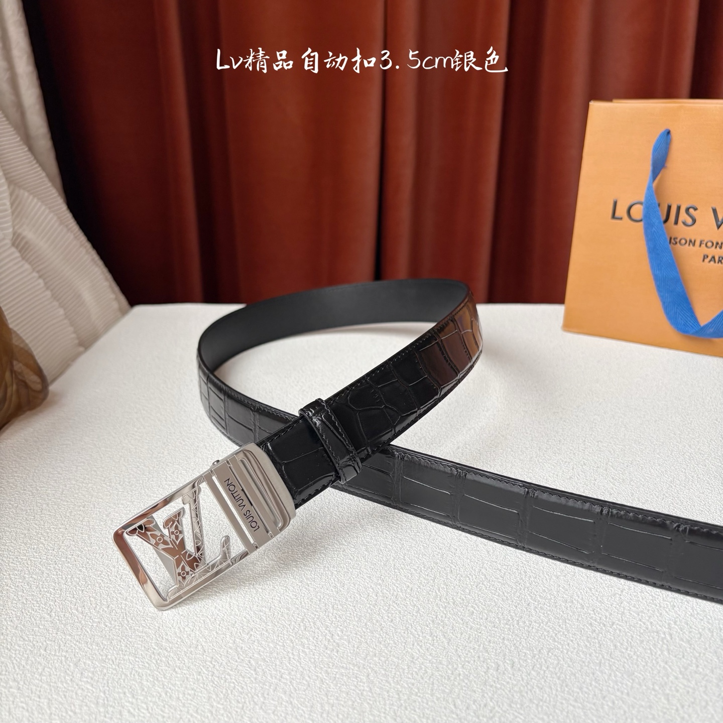 Lv新款进口小牛皮，手感细腻柔软。搭配纯钢自动精品钢扣，男士必备！宽度：3.5cm