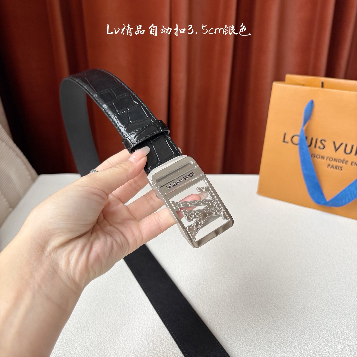 Lv新款进口小牛皮，手感细腻柔软。搭配纯钢自动精品钢扣，男士必备！宽度：3.5cm