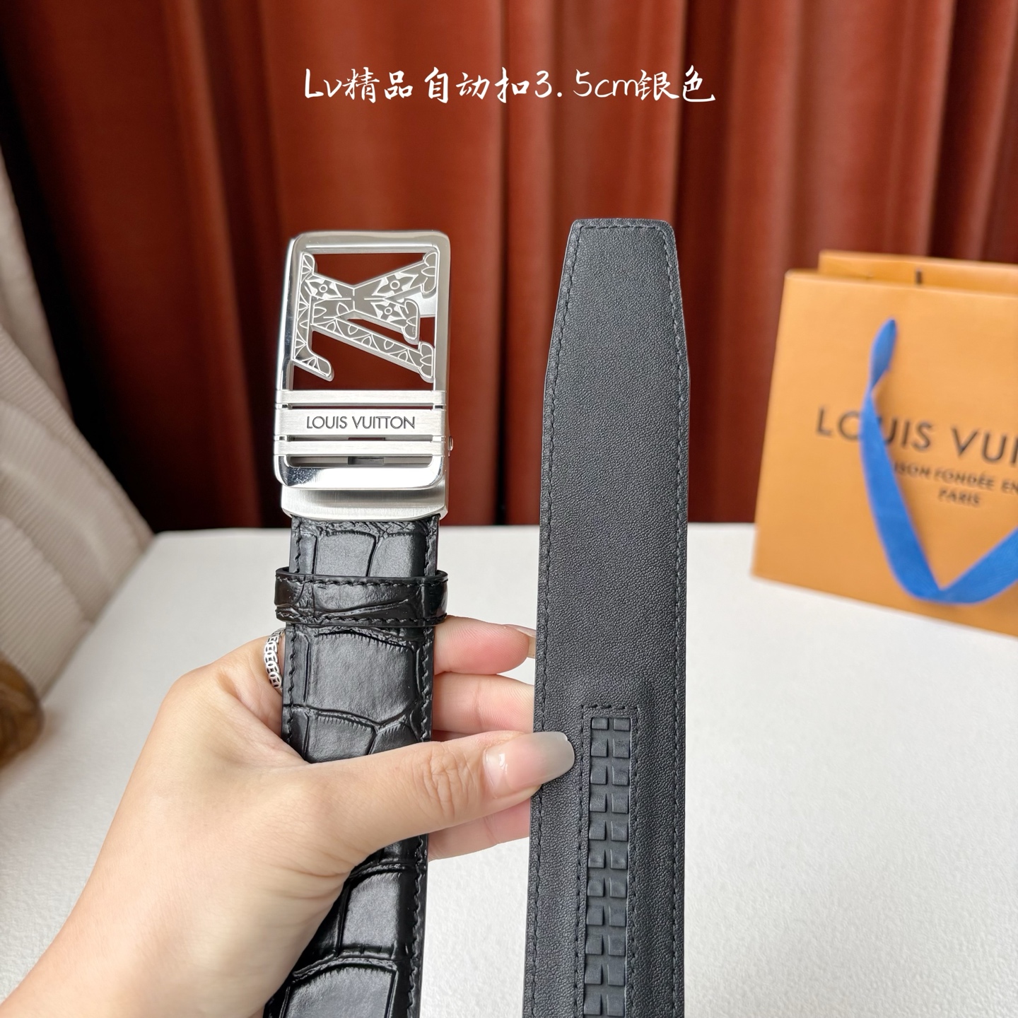 Lv新款进口小牛皮，手感细腻柔软。搭配纯钢自动精品钢扣，男士必备！宽度：3.5cm