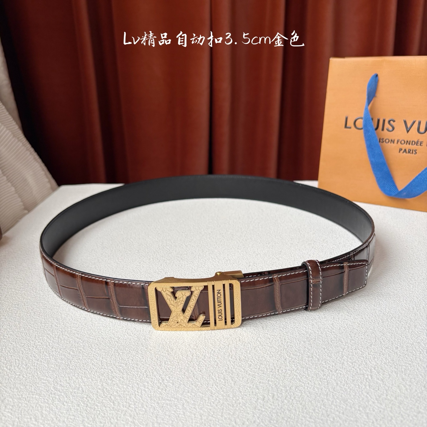 Lv新款进口小牛皮，手感细腻柔软。搭配纯钢自动精品钢扣，男士必备！宽度：3.5cm