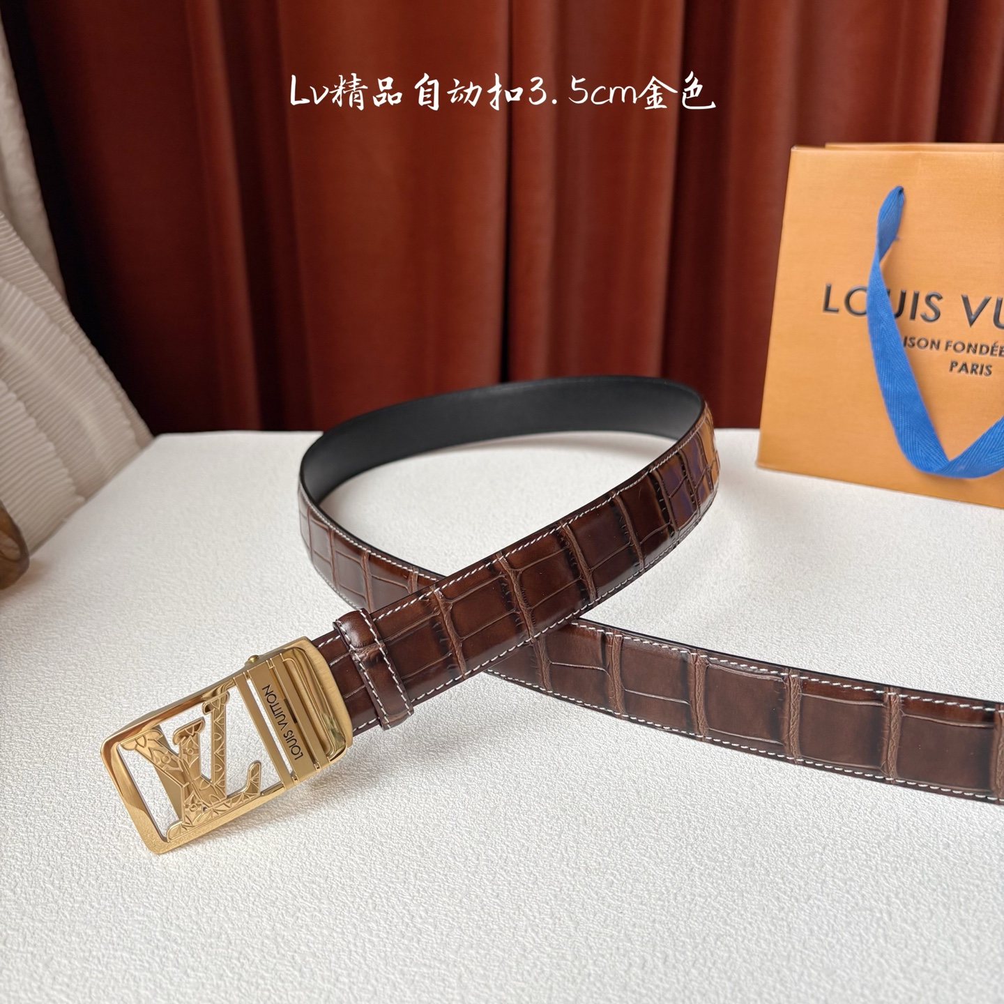 Lv新款进口小牛皮，手感细腻柔软。搭配纯钢自动精品钢扣，男士必备！宽度：3.5cm