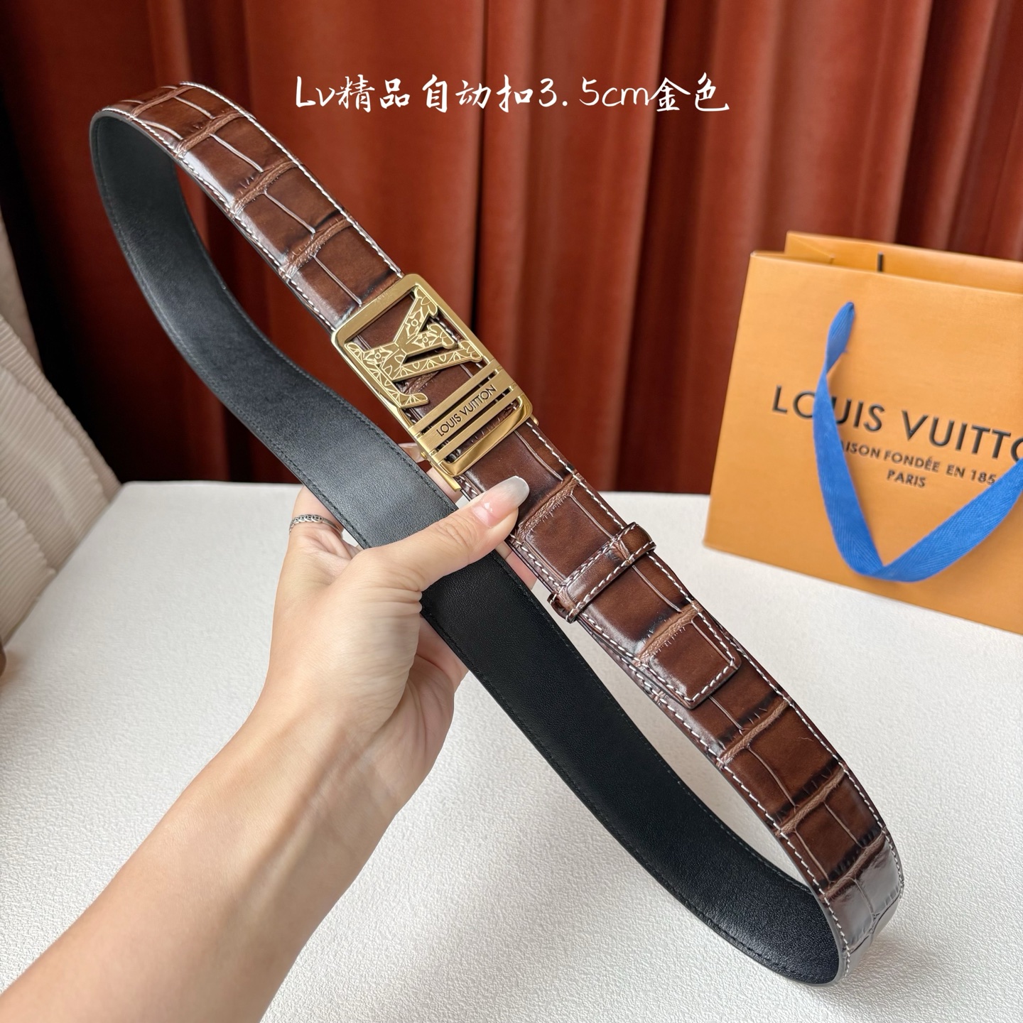 Lv新款进口小牛皮，手感细腻柔软。搭配纯钢自动精品钢扣，男士必备！宽度：3.5cm