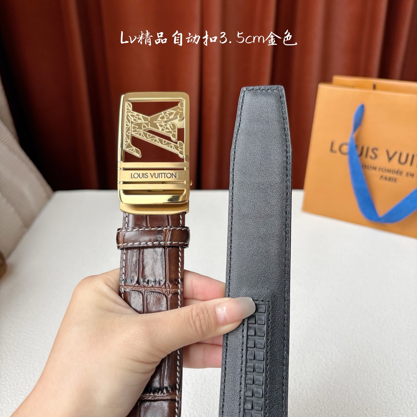 Lv新款进口小牛皮，手感细腻柔软。搭配纯钢自动精品钢扣，男士必备！宽度：3.5cm