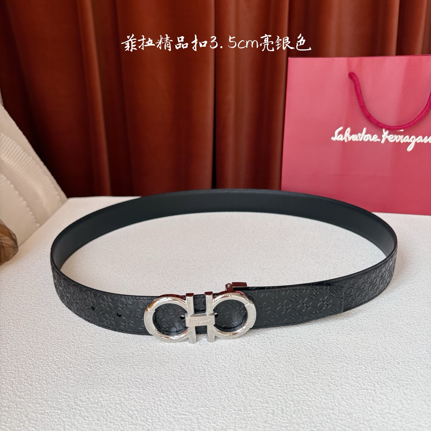 菲拉格慕男款进口小牛皮，手感细腻柔软。搭配纯铜精品扣，男士必备！宽度：3.5cm