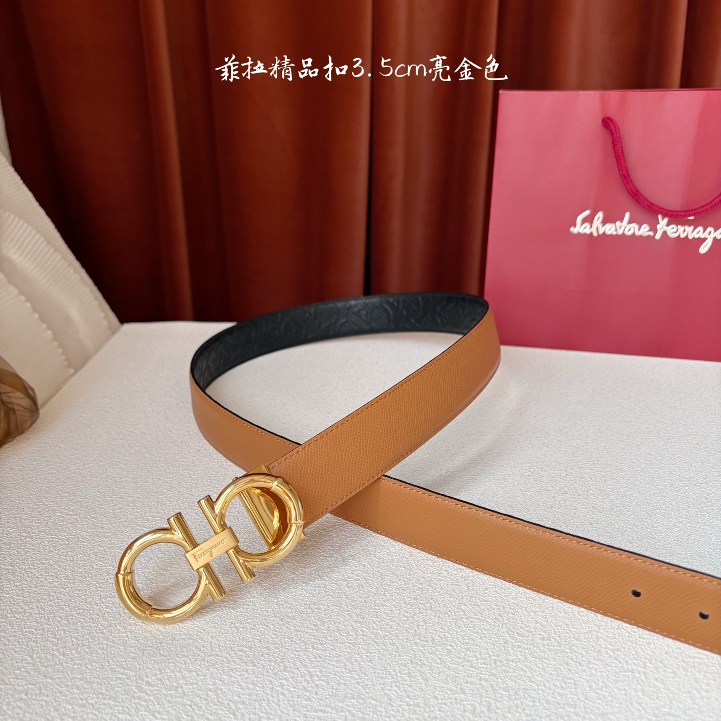 菲拉格慕男款进口小牛皮，手感细腻柔软。搭配纯铜精品扣，男士必备！宽度：3.5cm