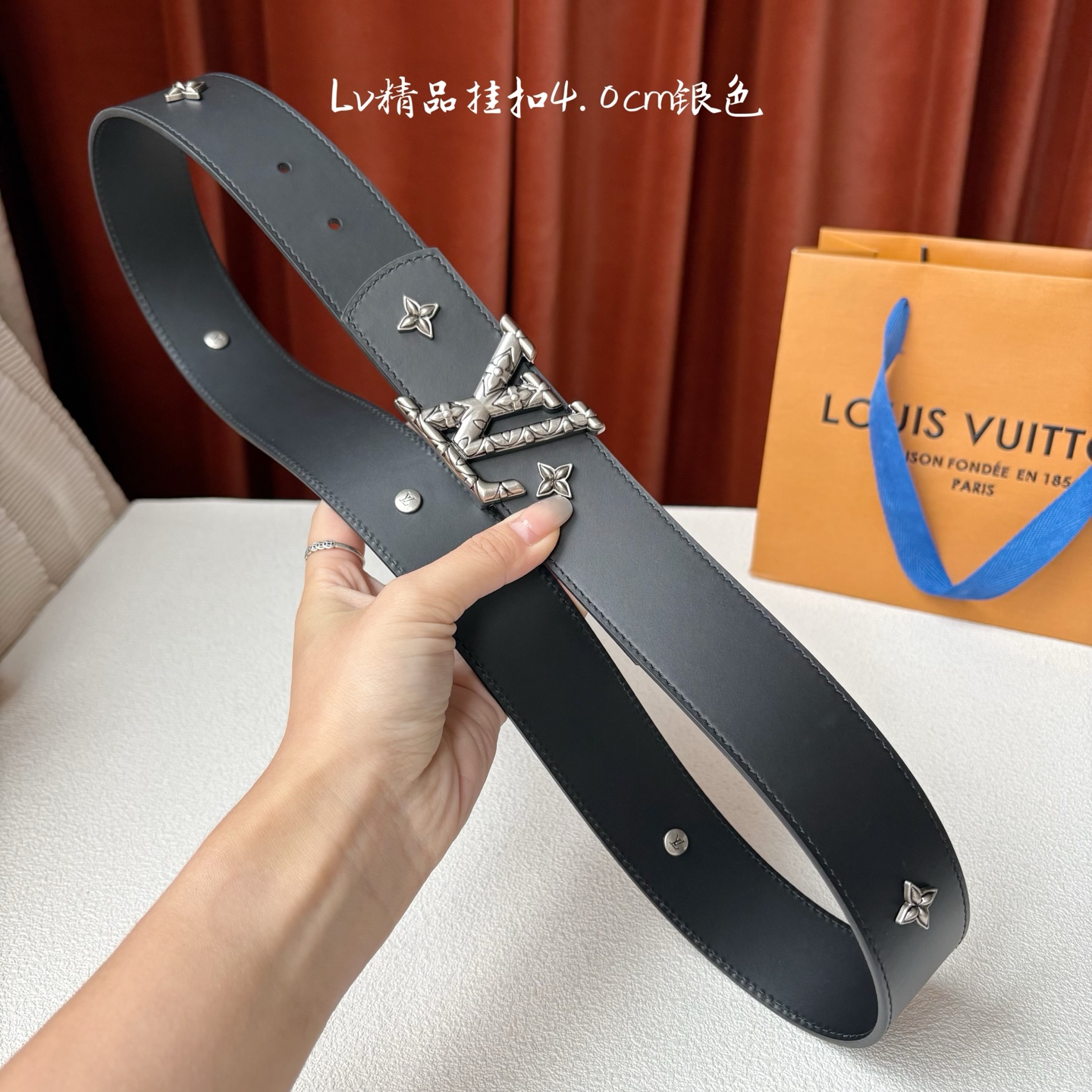 LV 当季新品Dimension Drift Flower Studs 40 毫米双面腰带格外吸睛：一侧