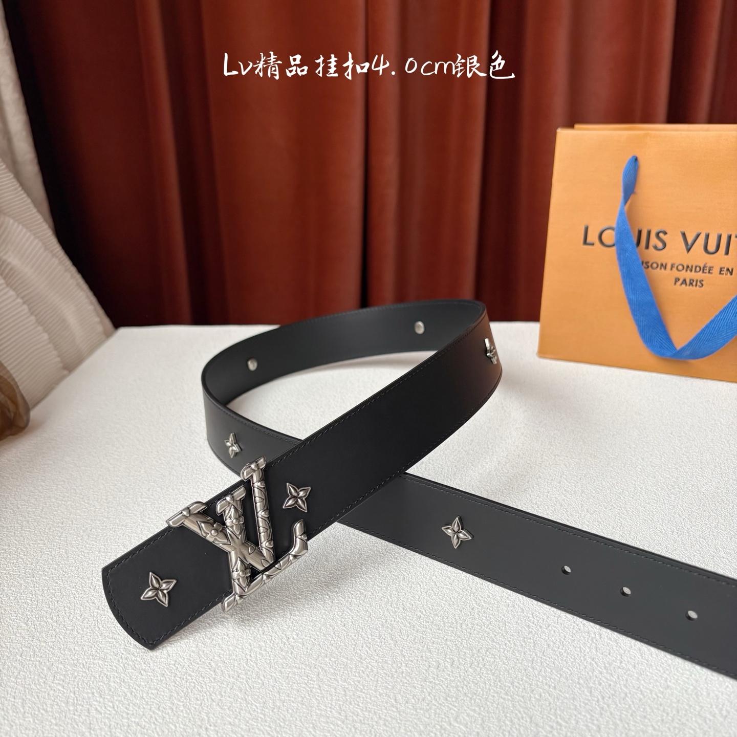 LV 当季新品Dimension Drift Flower Studs 40 毫米双面腰带格外吸睛：一侧