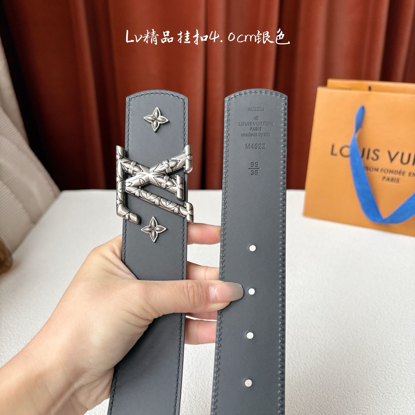 LV 当季新品Dimension Drift Flower Studs 40 毫米双面腰带格外吸睛：一侧