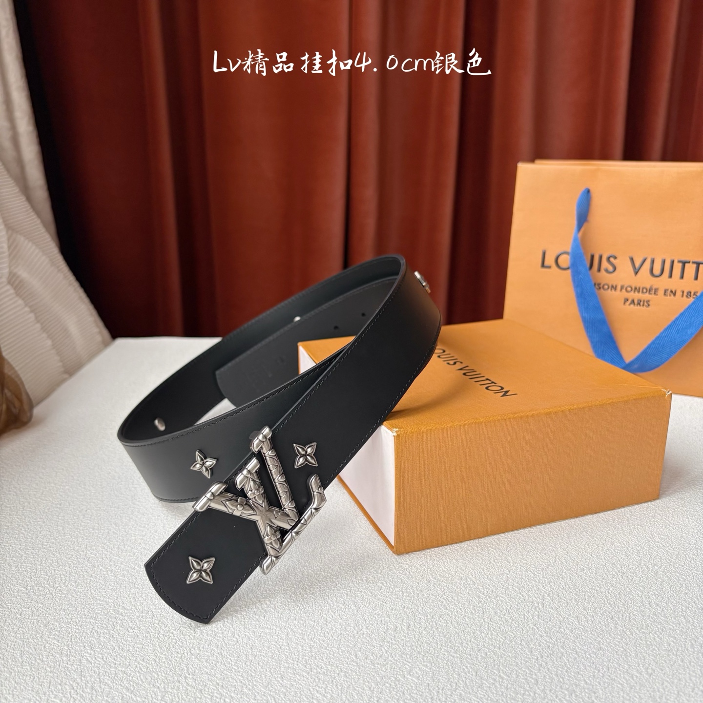 LV 当季新品Dimension Drift Flower Studs 40 毫米双面腰带格外吸睛：一侧