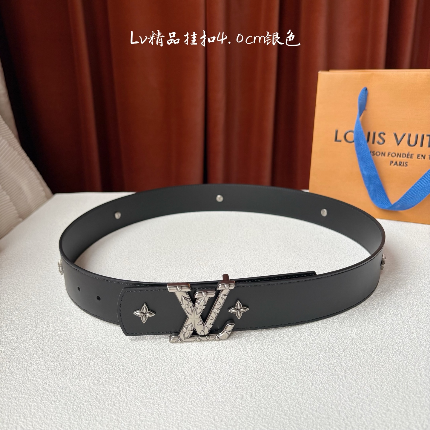 LV 当季新品Dimension Drift Flower Studs 40 毫米双面腰带格外吸睛：一侧