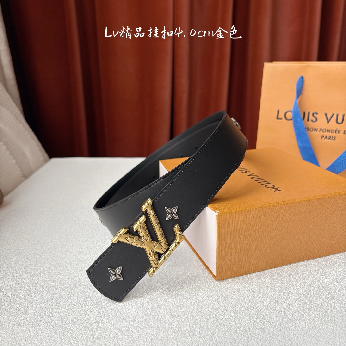 LV 当季新品Dimension Drift Flower Studs 40 毫米双面腰带格外吸睛：一侧