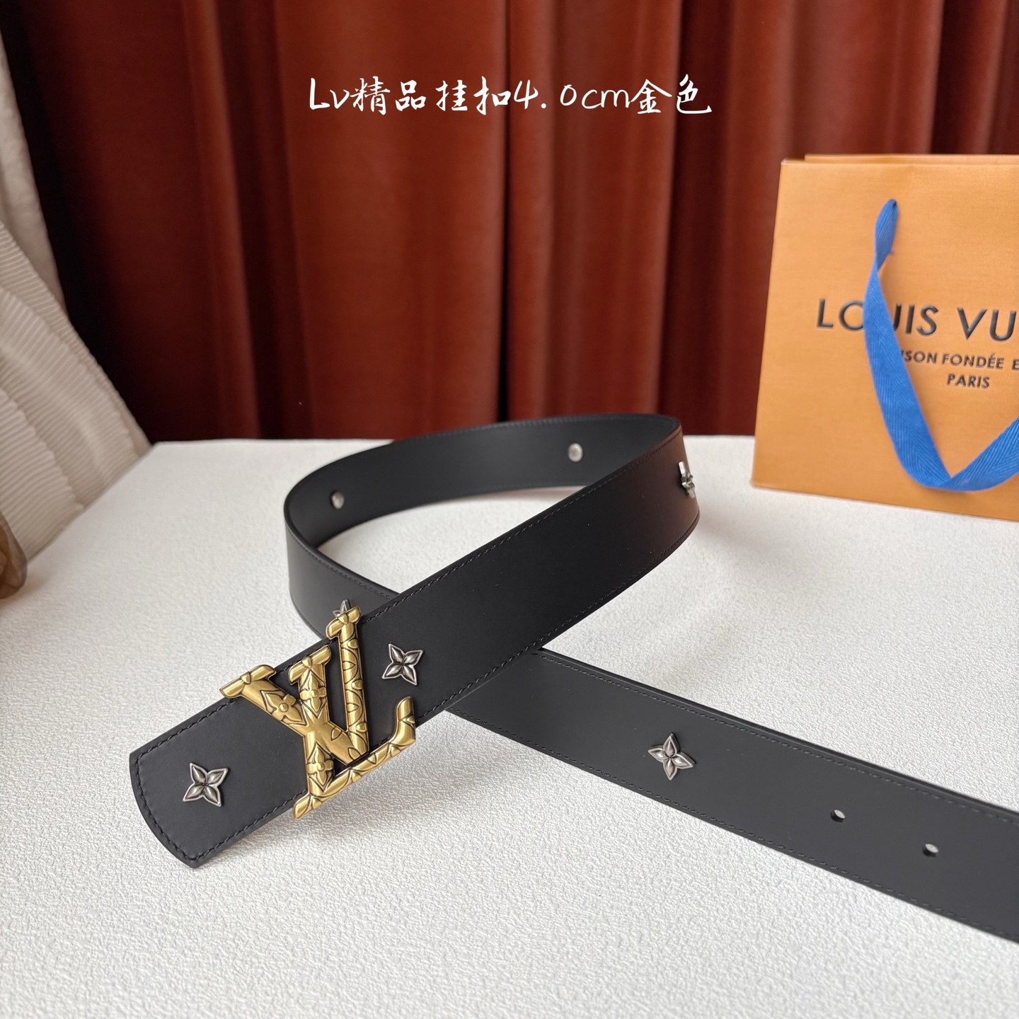 LV 当季新品Dimension Drift Flower Studs 40 毫米双面腰带格外吸睛：一侧