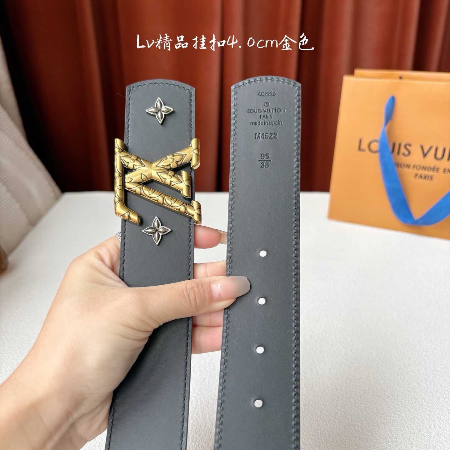 LV 当季新品Dimension Drift Flower Studs 40 毫米双面腰带格外吸睛：一侧