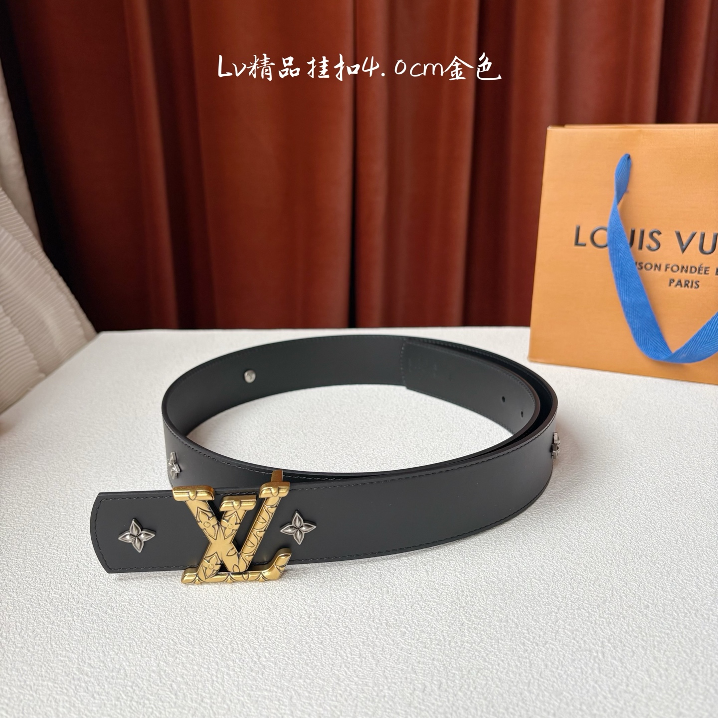 LV 当季新品Dimension Drift Flower Studs 40 毫米双面腰带格外吸睛：一侧