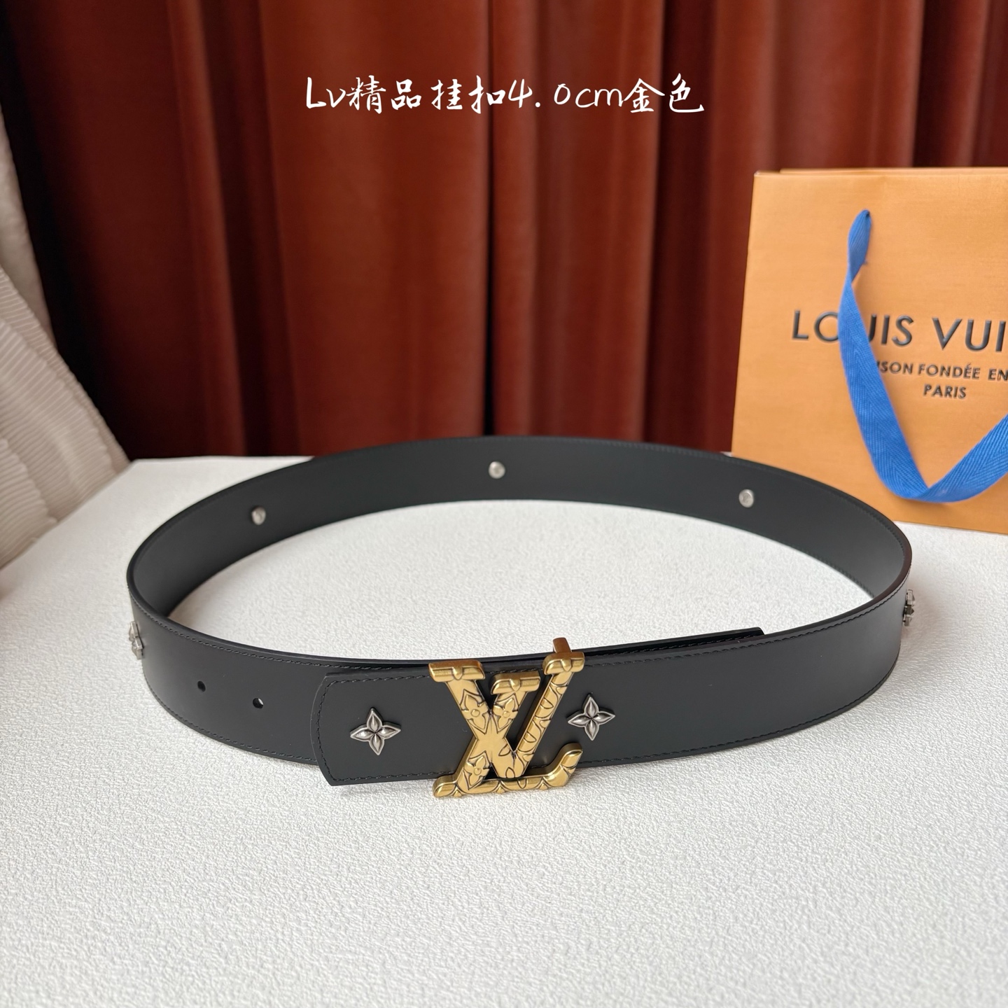 LV 当季新品Dimension Drift Flower Studs 40 毫米双面腰带格外吸睛：一侧