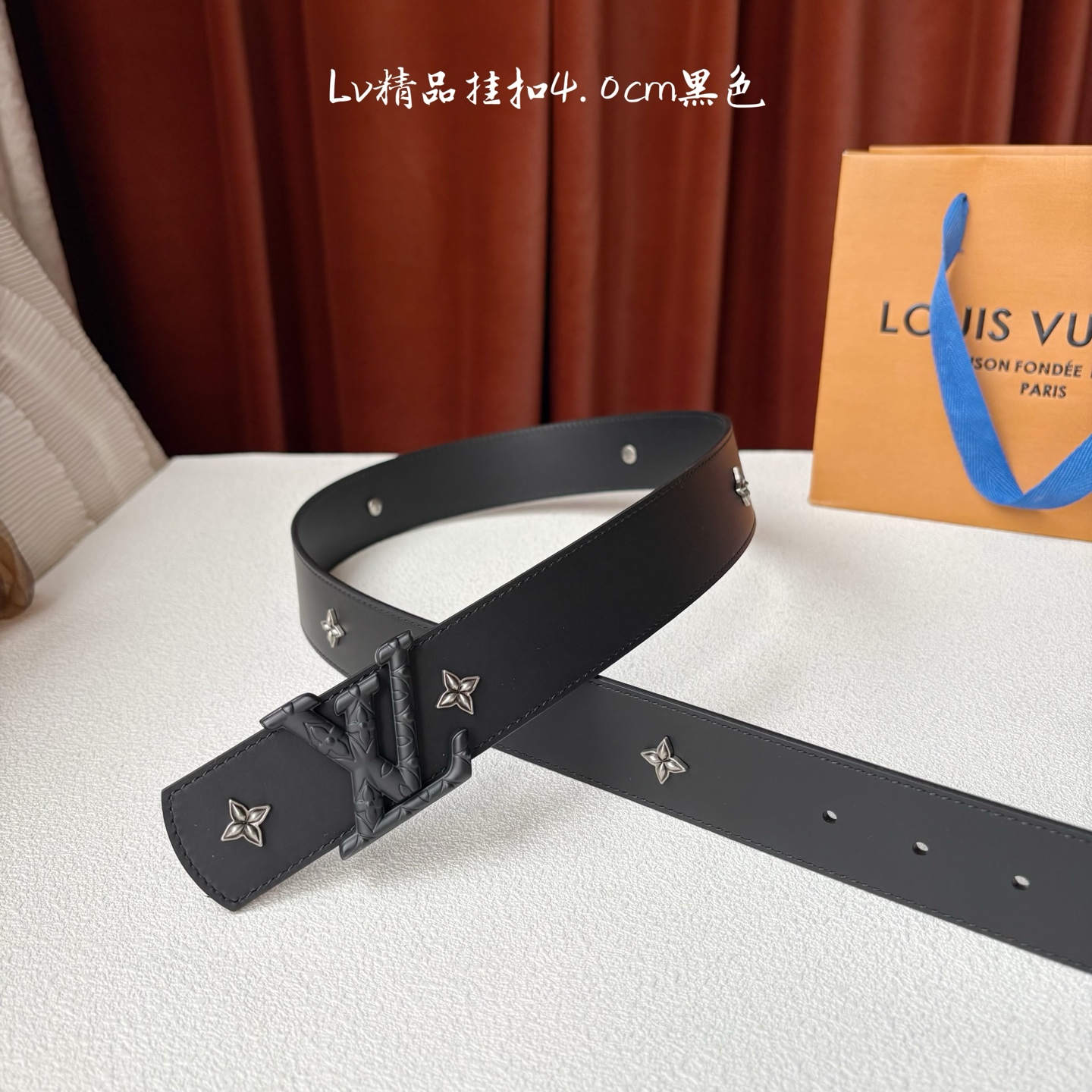 LV 当季新品Dimension Drift Flower Studs 40 毫米双面腰带格外吸睛：一侧