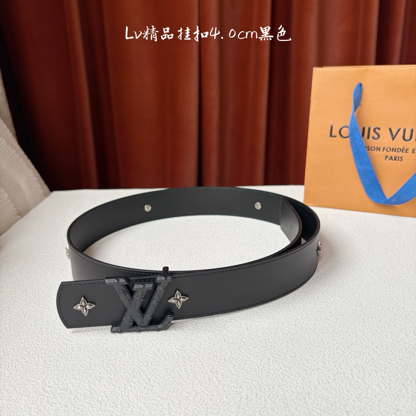 LV 当季新品Dimension Drift Flower Studs 40 毫米双面腰带格外吸睛：一侧