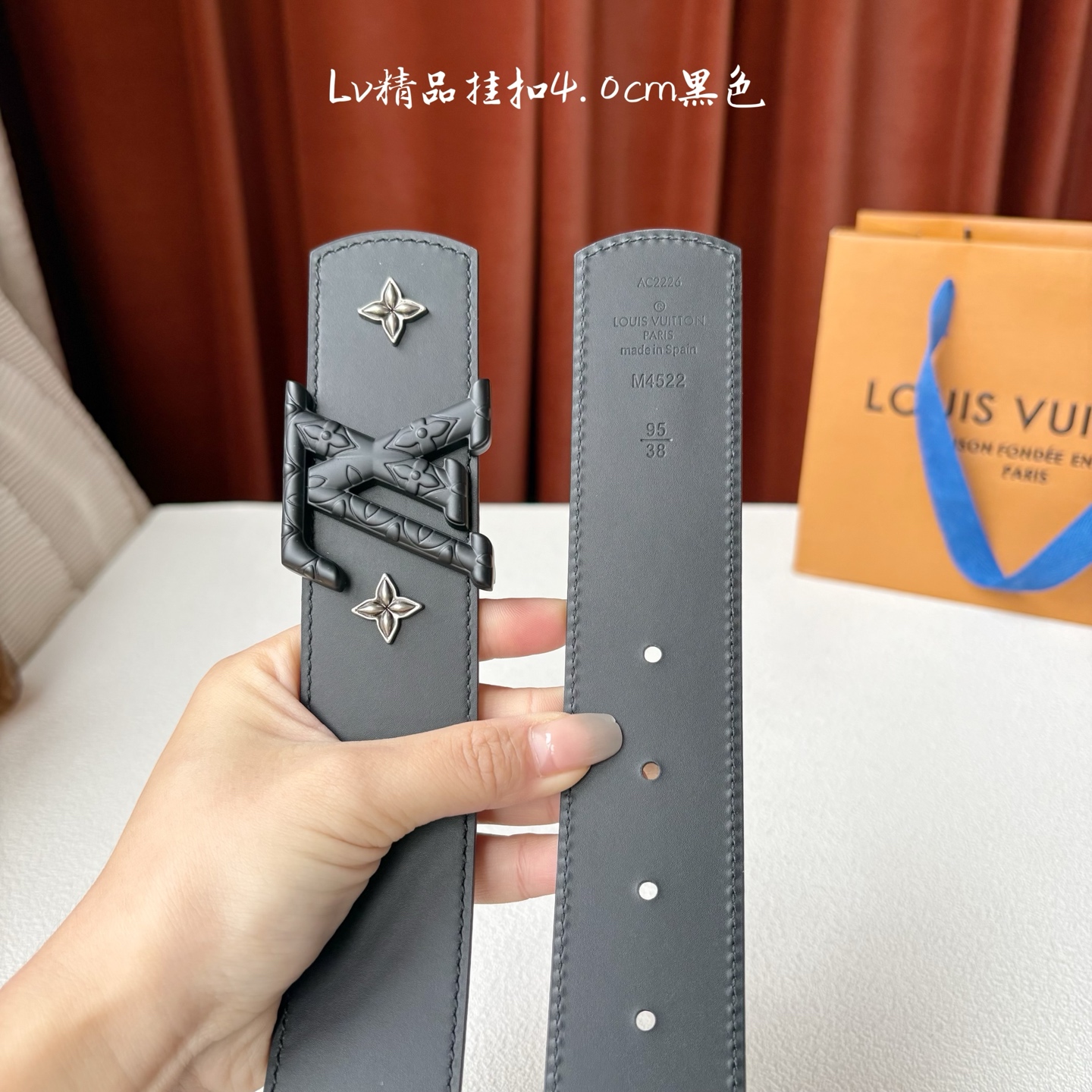 LV 当季新品Dimension Drift Flower Studs 40 毫米双面腰带格外吸睛：一侧