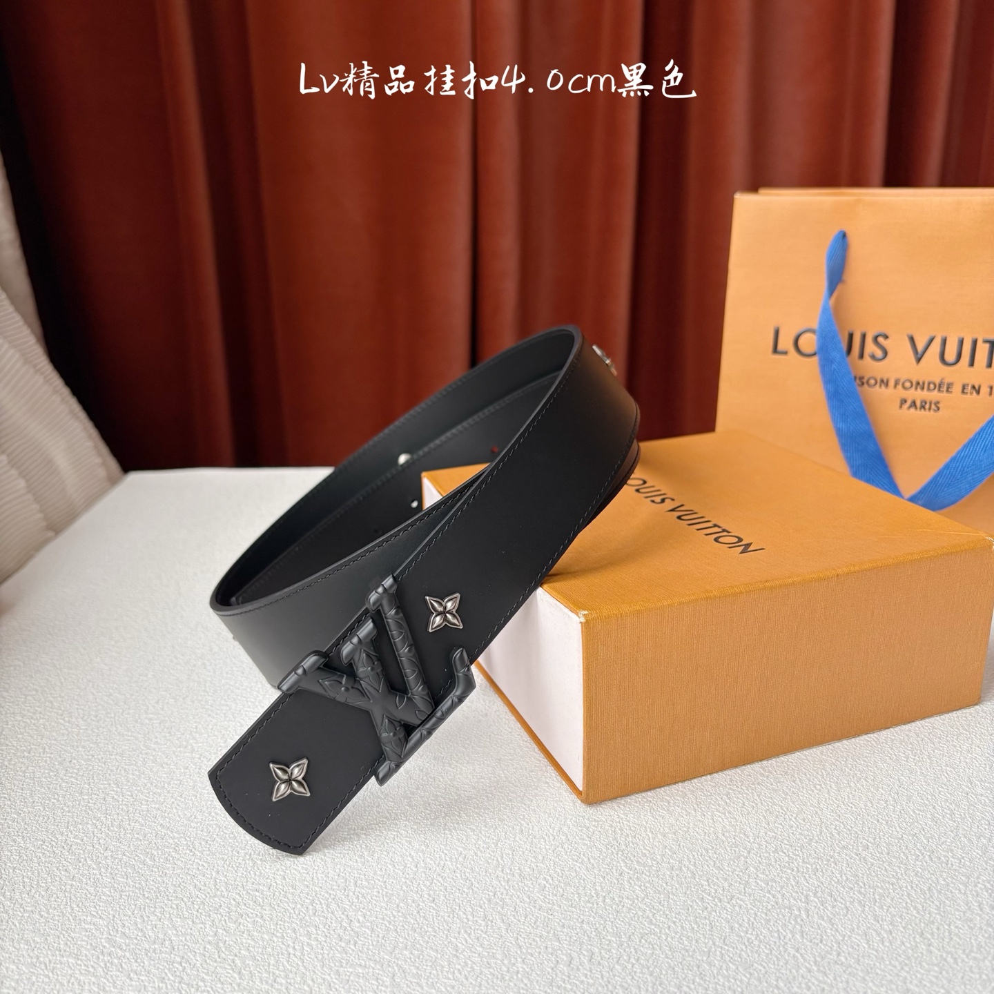 LV 当季新品Dimension Drift Flower Studs 40 毫米双面腰带格外吸睛：一侧