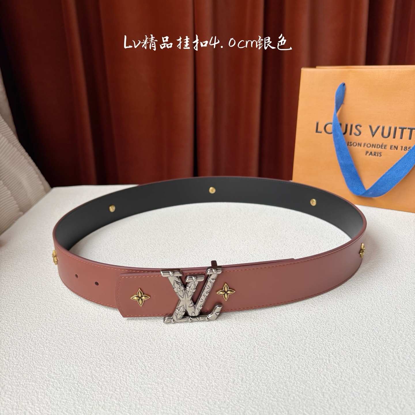 LV 当季新品Dimension Drift Flower Studs 40 毫米双面腰带格外吸睛：一侧