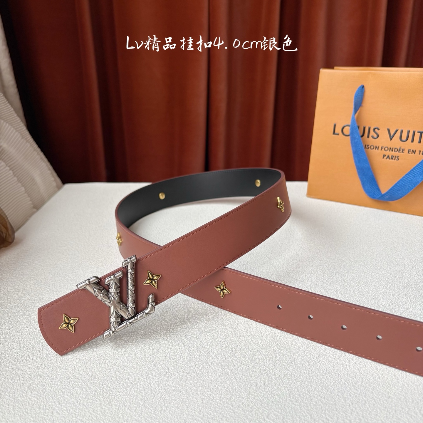 LV 当季新品Dimension Drift Flower Studs 40 毫米双面腰带格外吸睛：一侧