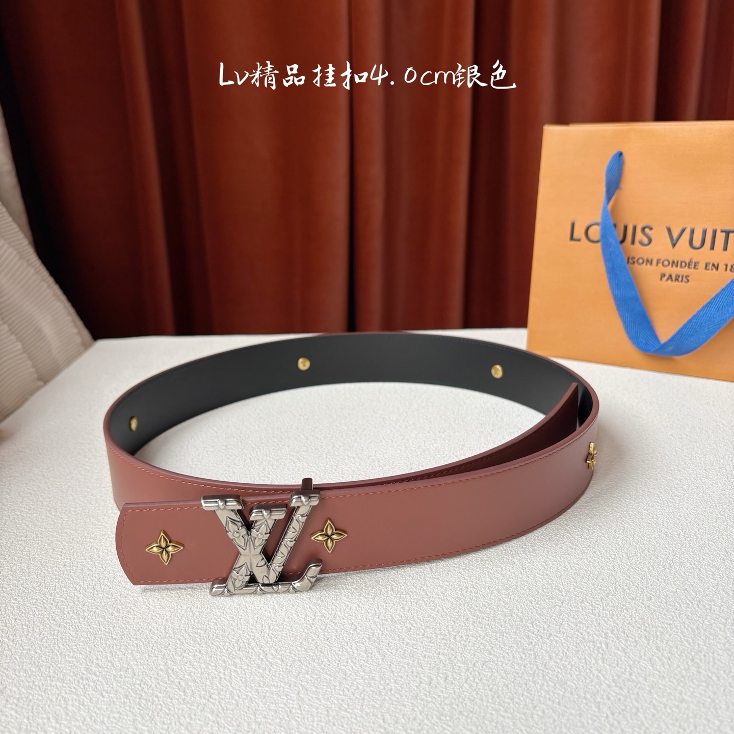 LV 当季新品Dimension Drift Flower Studs 40 毫米双面腰带格外吸睛：一侧