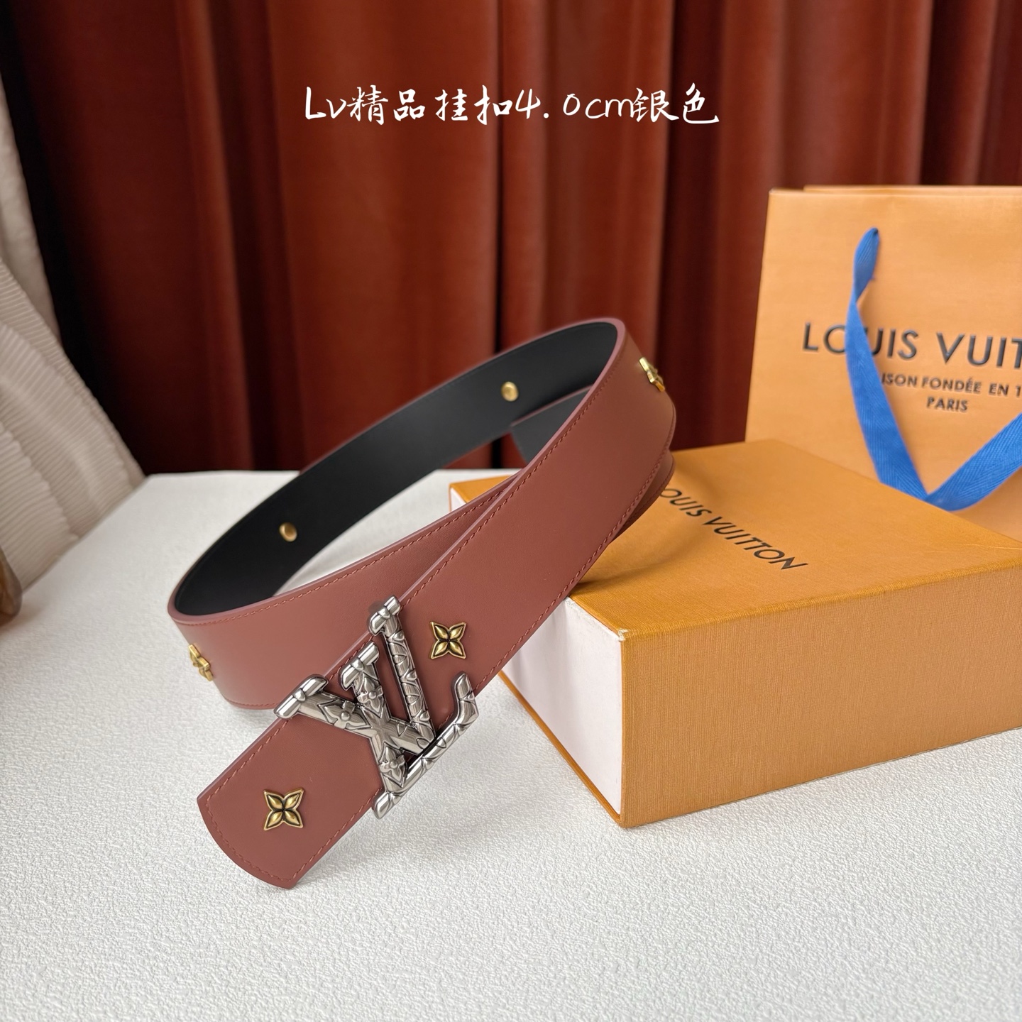 LV 当季新品Dimension Drift Flower Studs 40 毫米双面腰带格外吸睛：一侧