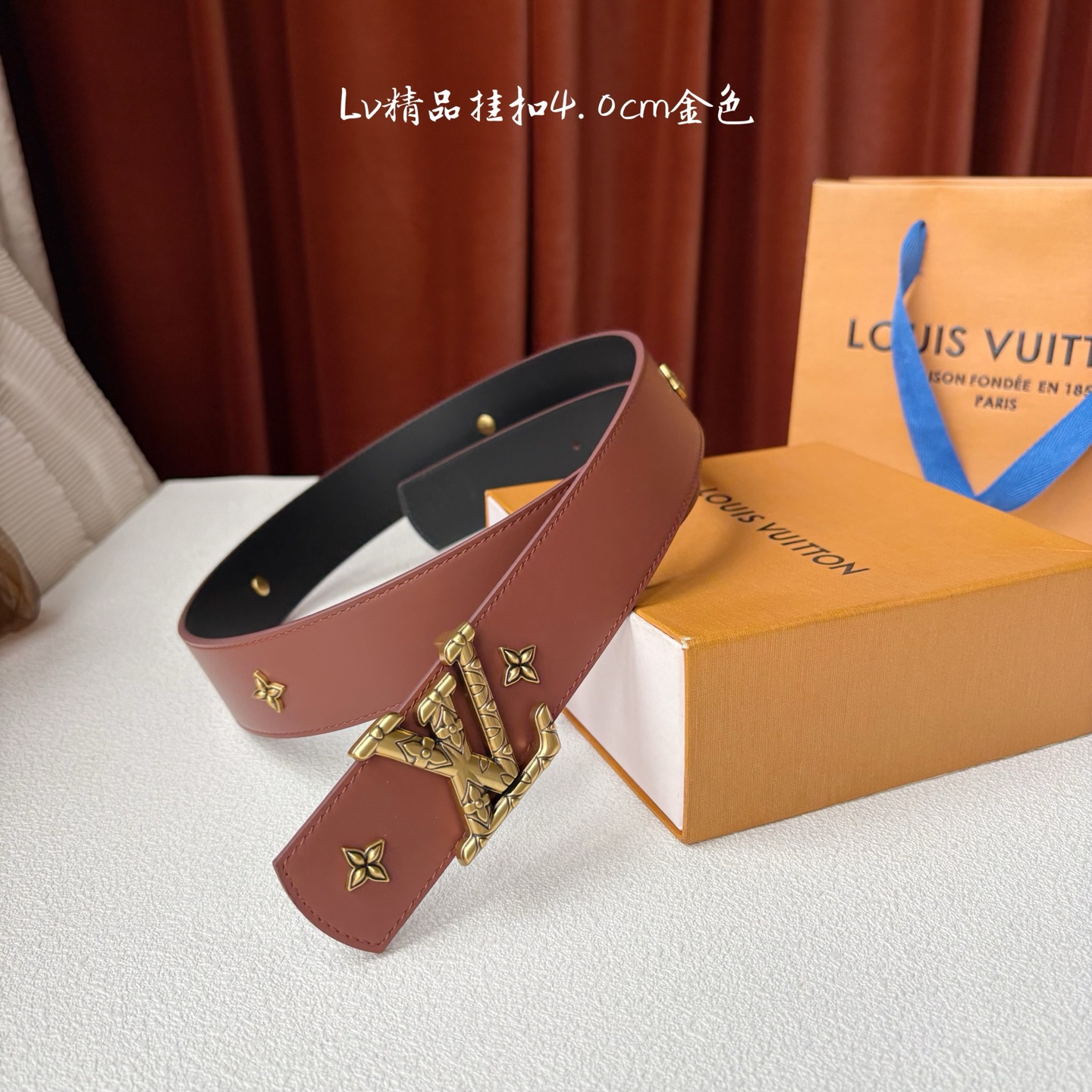 LV 当季新品Dimension Drift Flower Studs 40 毫米双面腰带格外吸睛：一侧