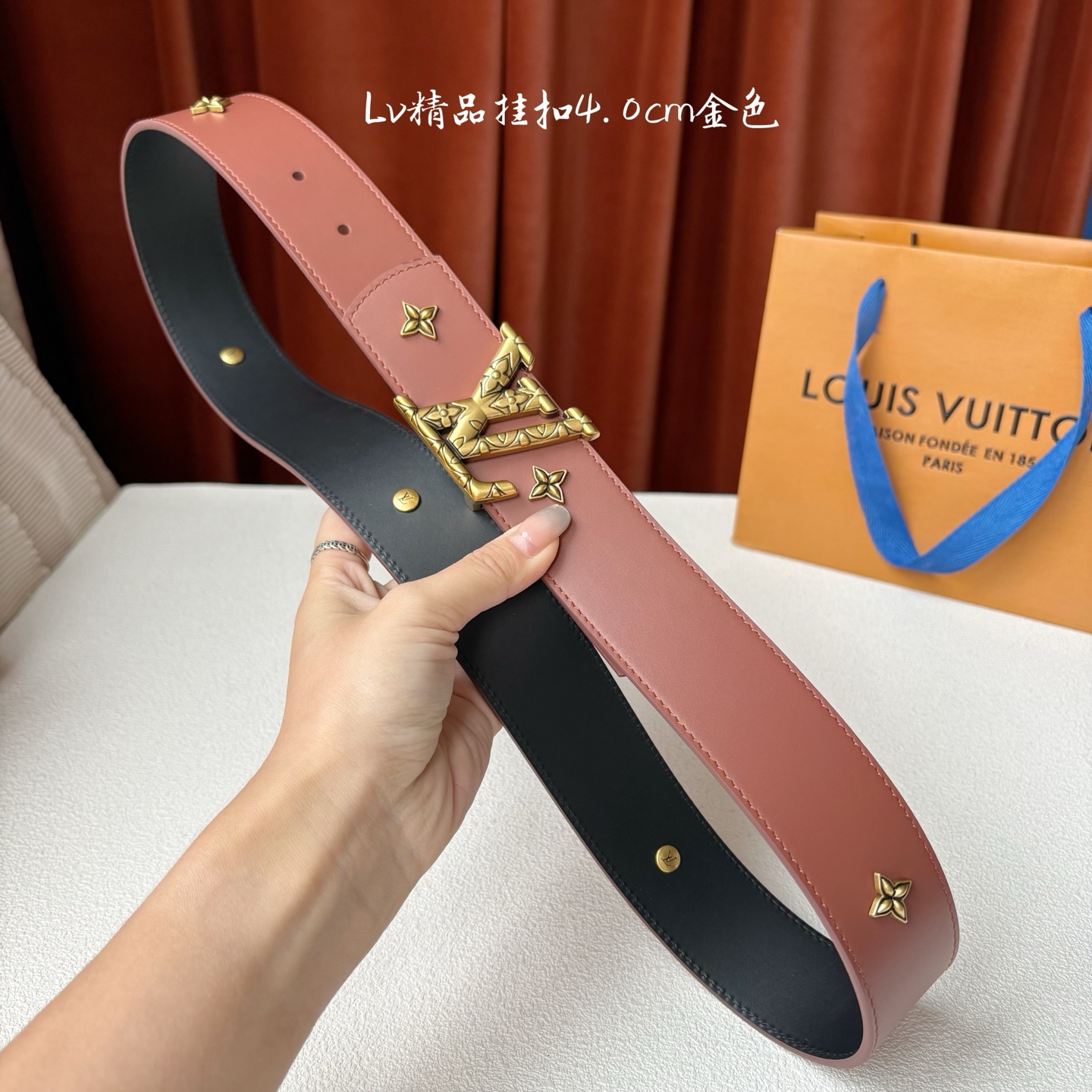 LV 当季新品Dimension Drift Flower Studs 40 毫米双面腰带格外吸睛：一侧