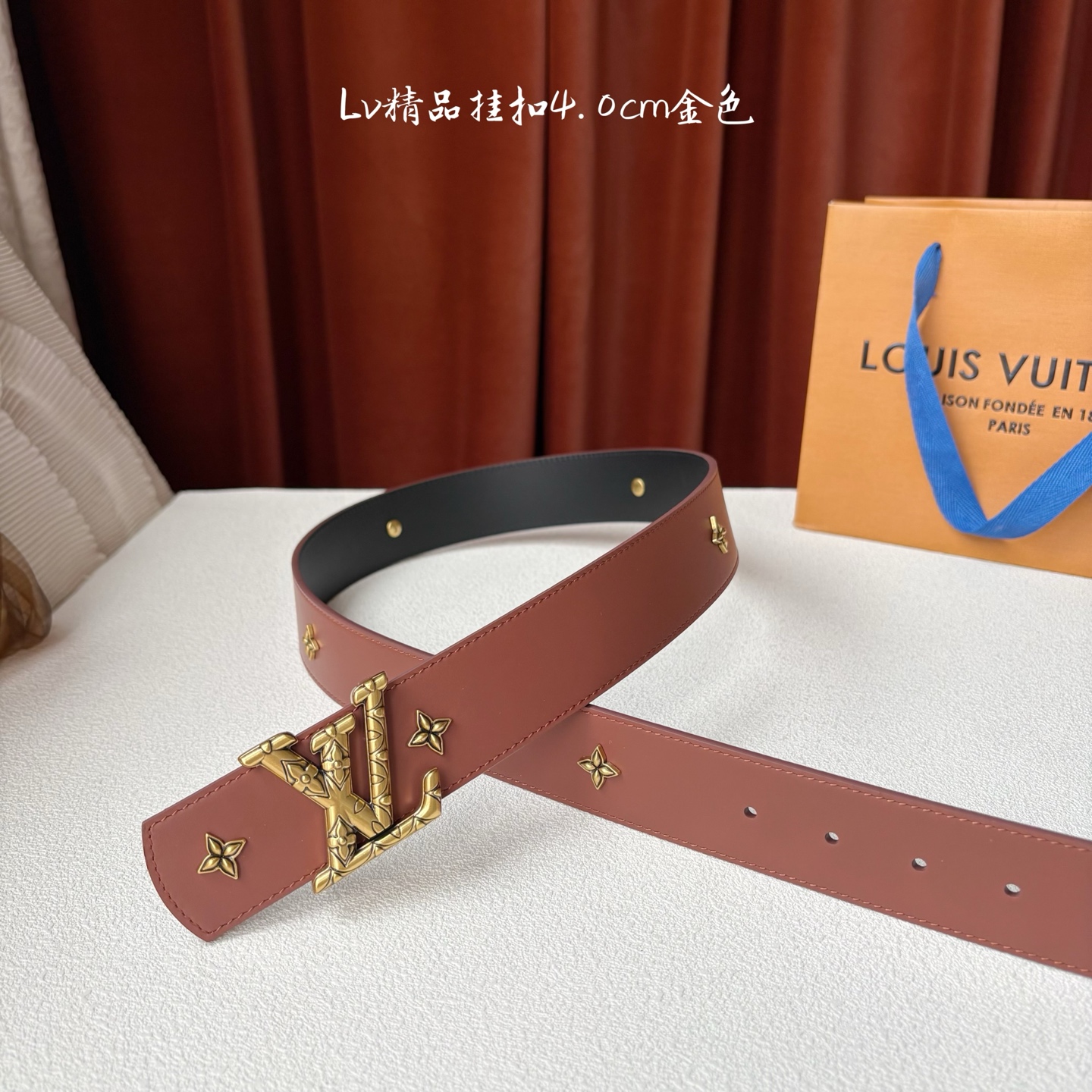 LV 当季新品Dimension Drift Flower Studs 40 毫米双面腰带格外吸睛：一侧